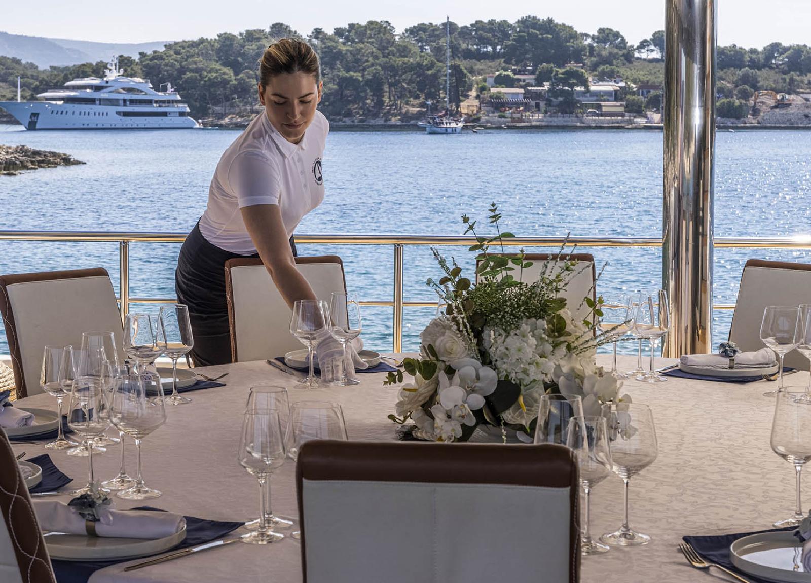 Aurum-Sky-Dinning-table-1