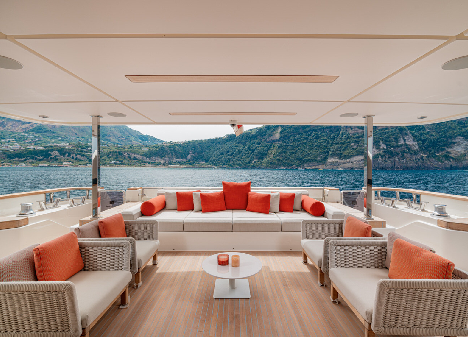 Diana-II-Lounge-Outside