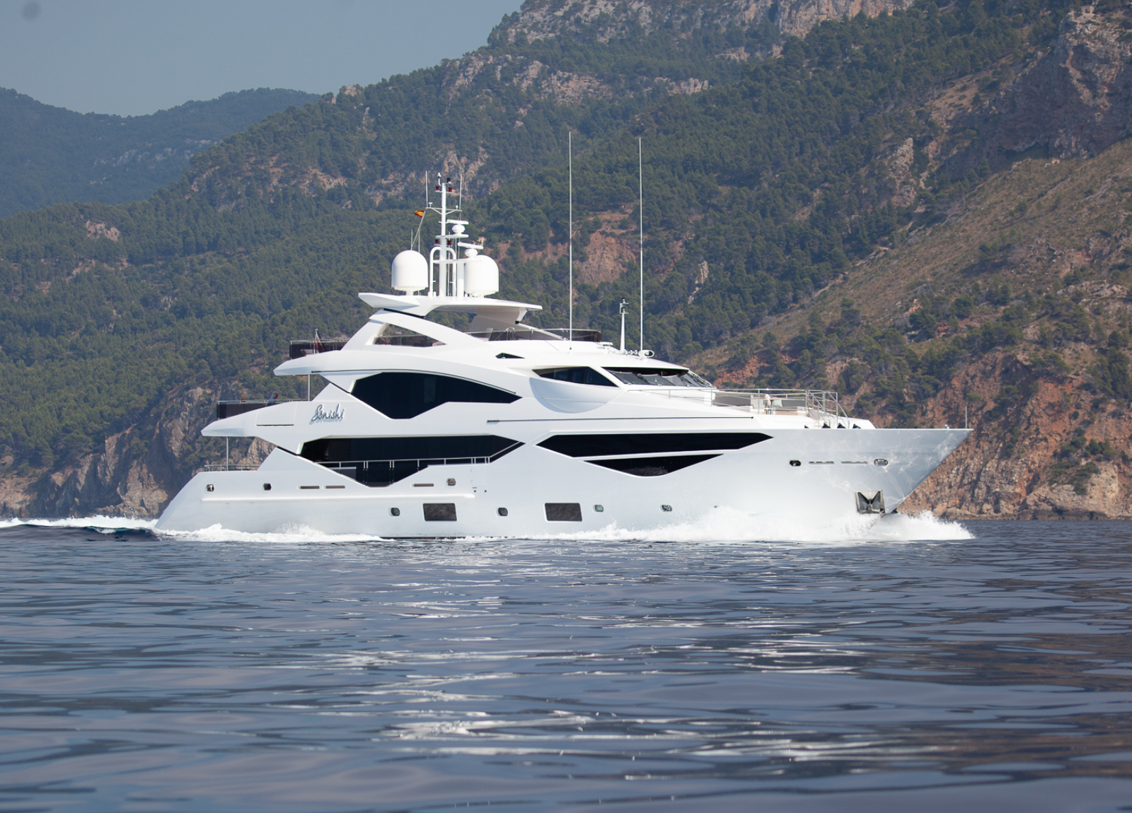 Sunseeker-131-sonishi-luxury-charter-yacht