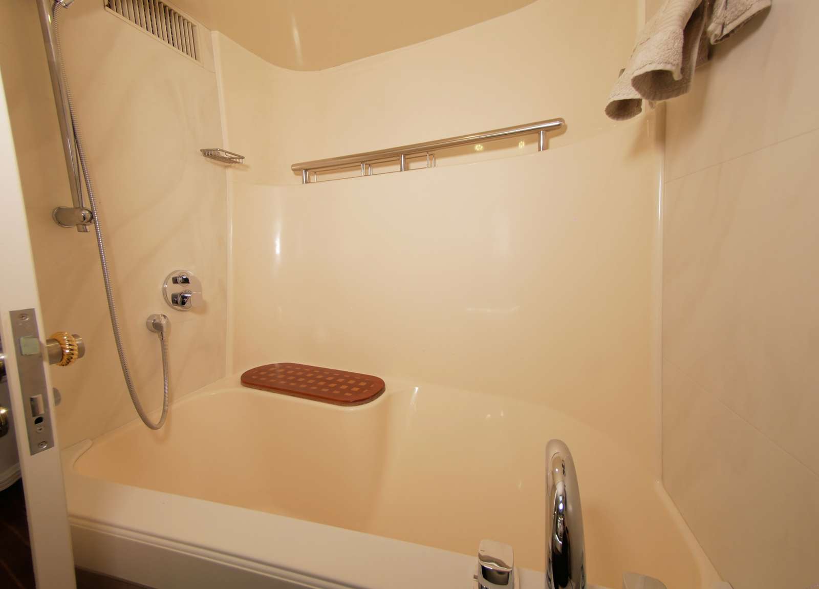 bathroom-luxury-sailing-yacht-trident-317m-elton-caribbean