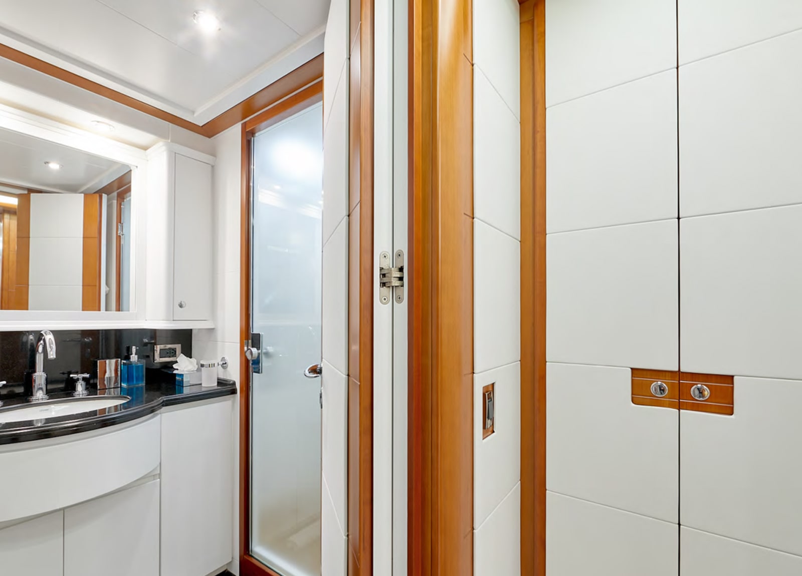 bathroom-luxury-yacht-crm-130-bunker