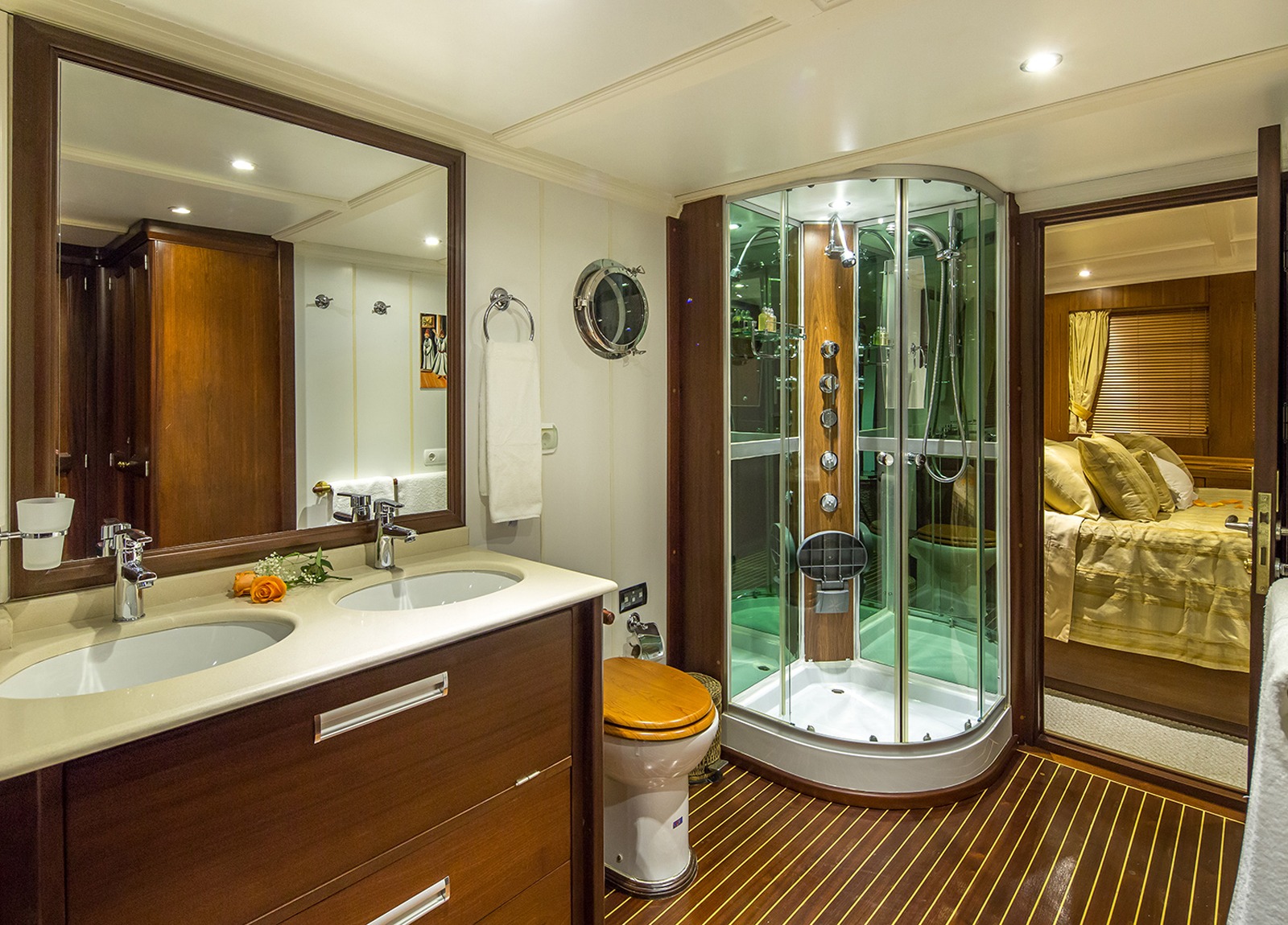 bathroom-luxury-yacht-donna-del-mare-charter-croatia