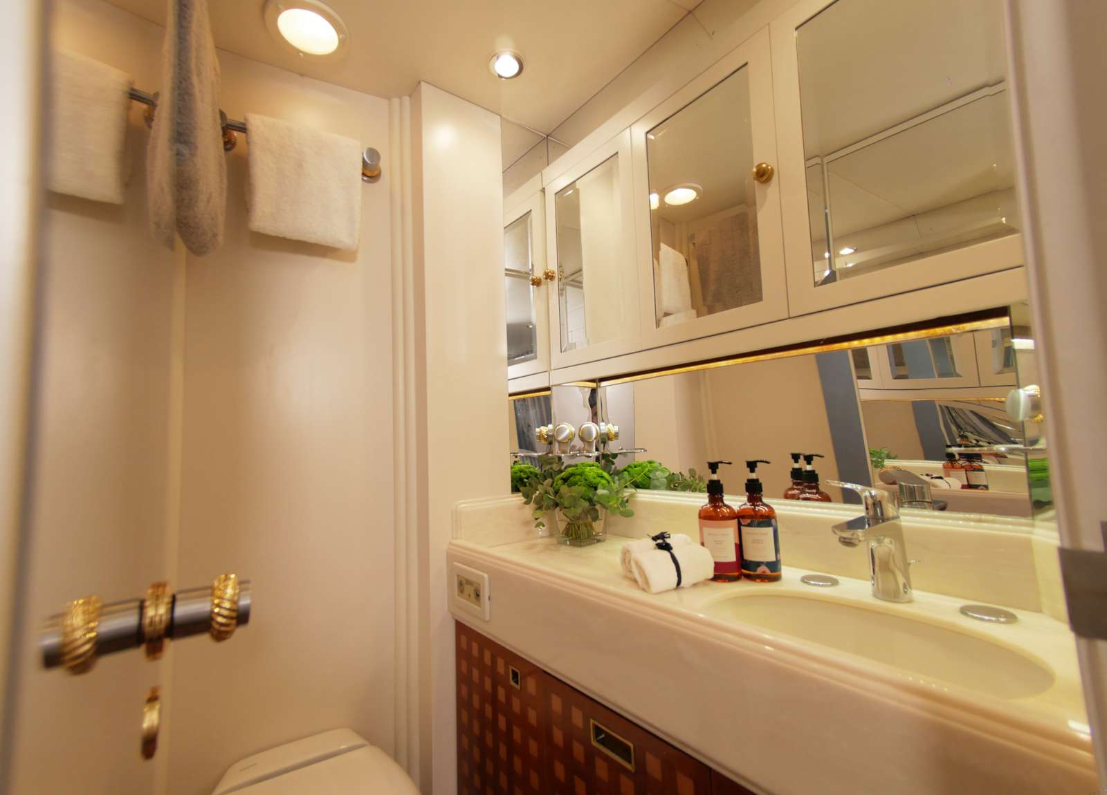 bathroom-luxury-yacht-trident-317m-elton-caribbean