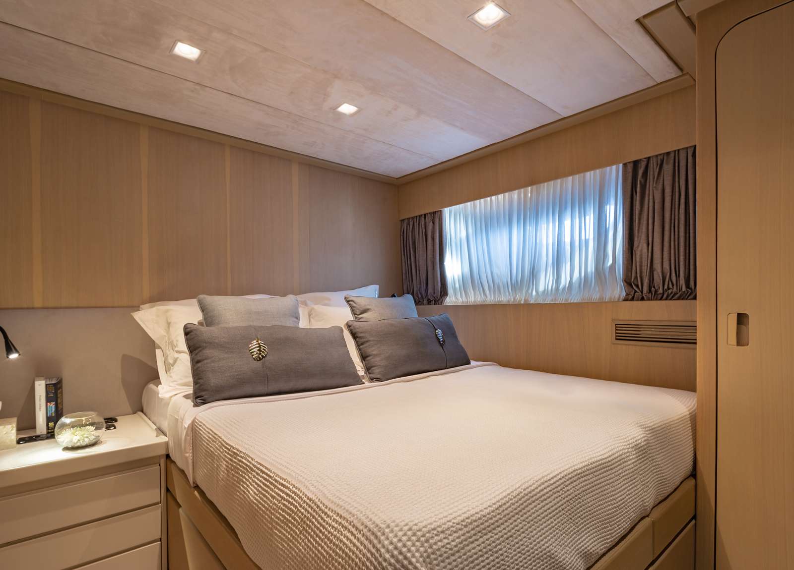 cabin-luxury-yacht-admiral-101-summer-fun-greece