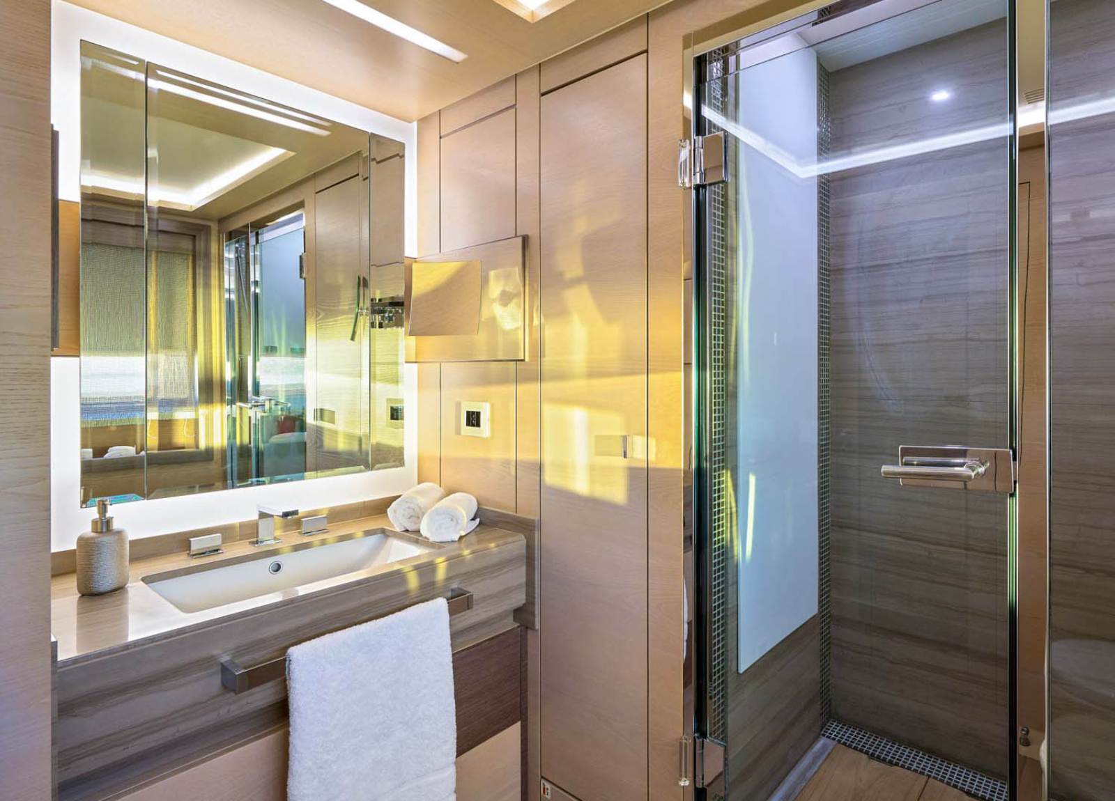 charter-yacht-benetti-delfino-93-ocean-drive-bathroom