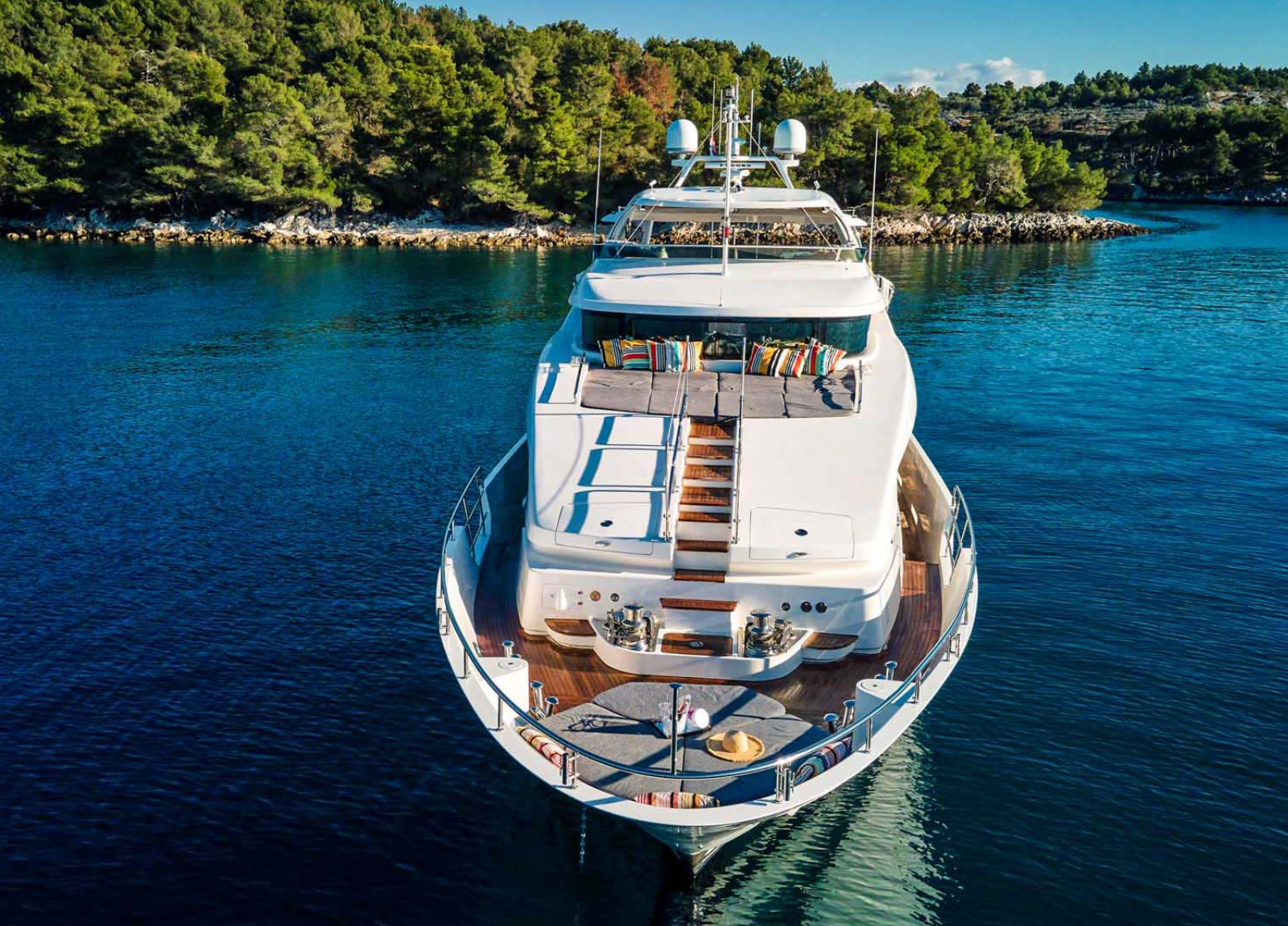 charter-yacht-benetti-delfino-93-ocean-drive-bow