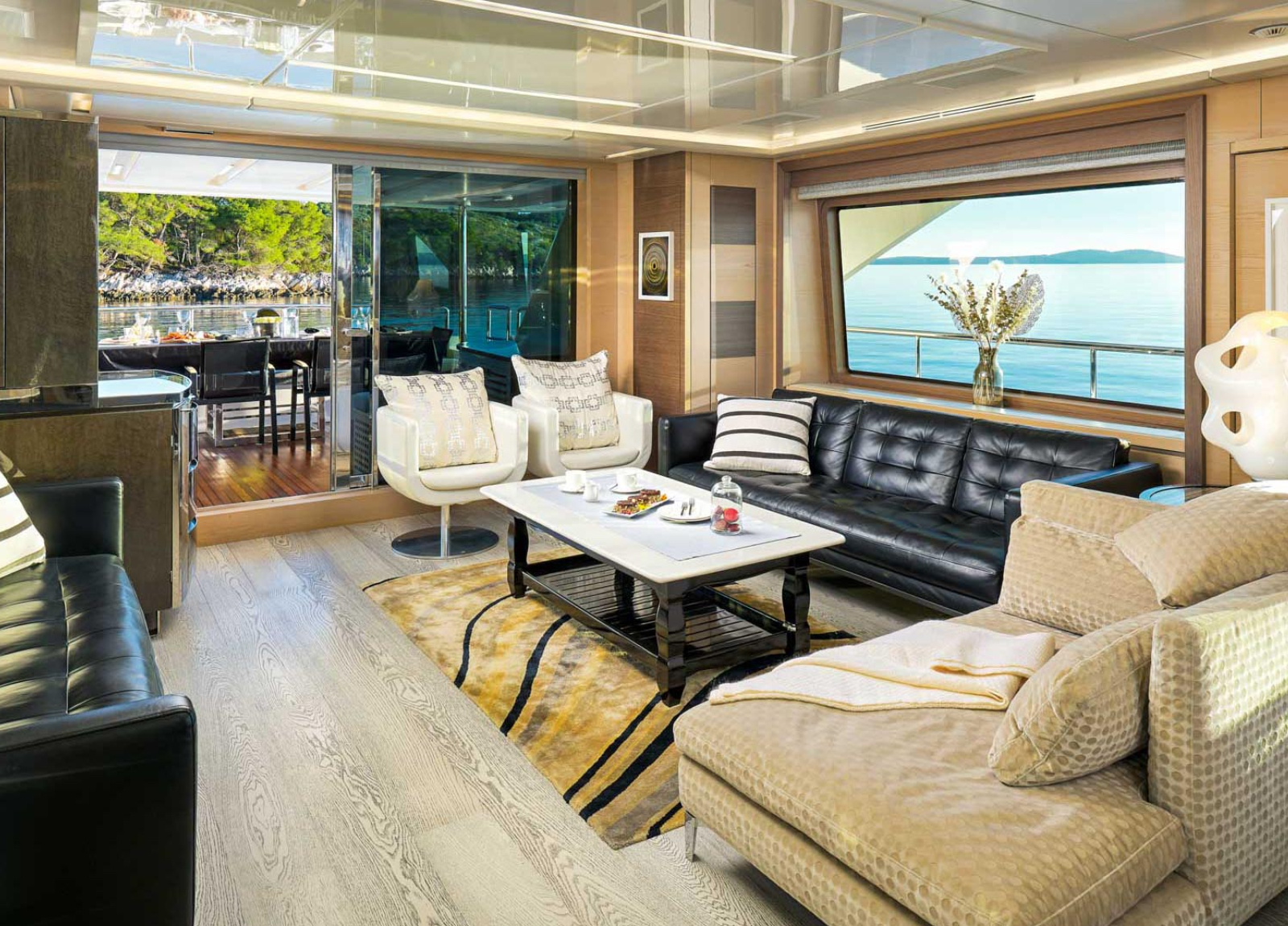 charter-yacht-benetti-delfino-93-ocean-drive-living-room