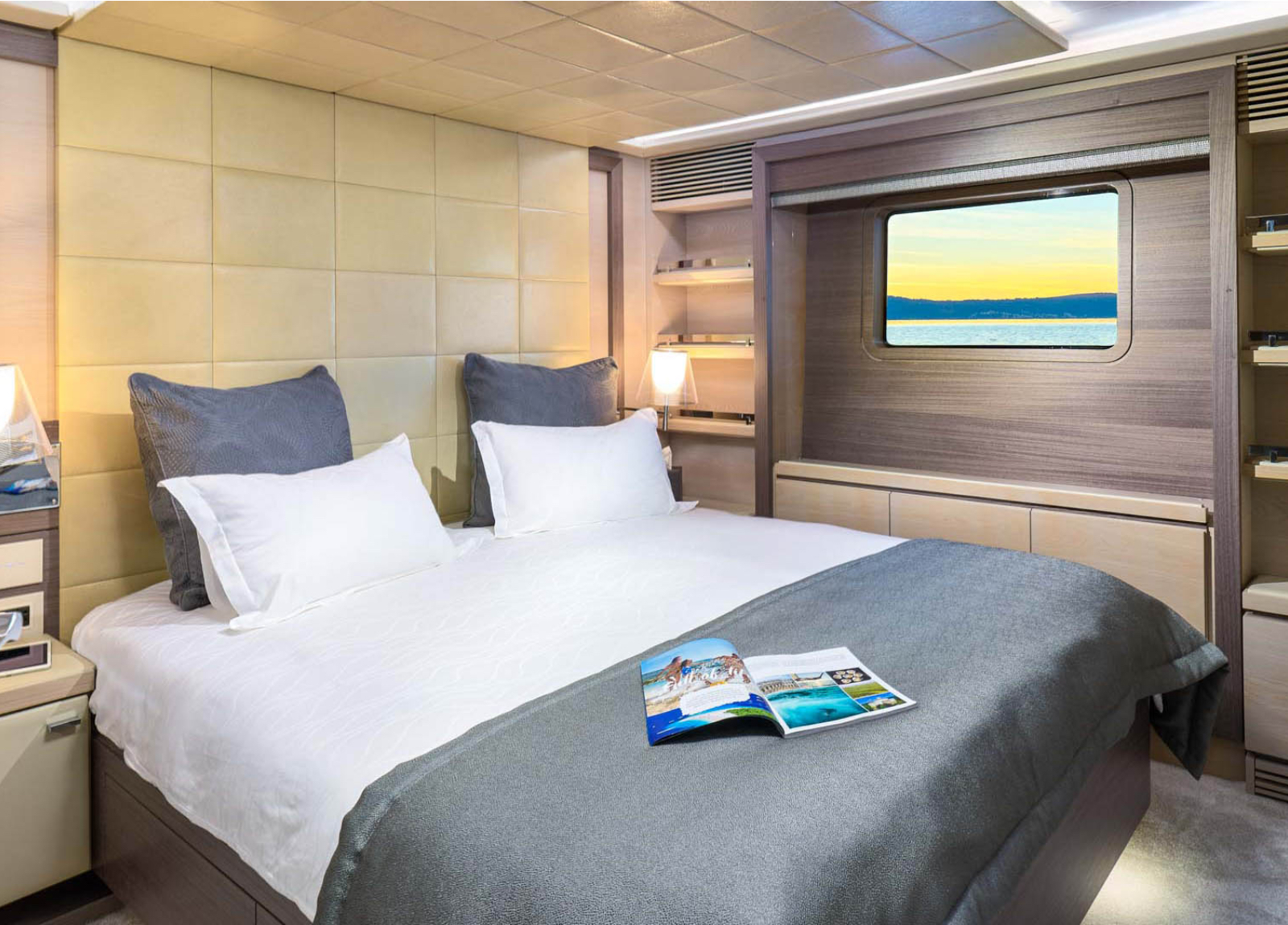 charter-yacht-benetti-delfino-93-ocean-drive-vip-cabin