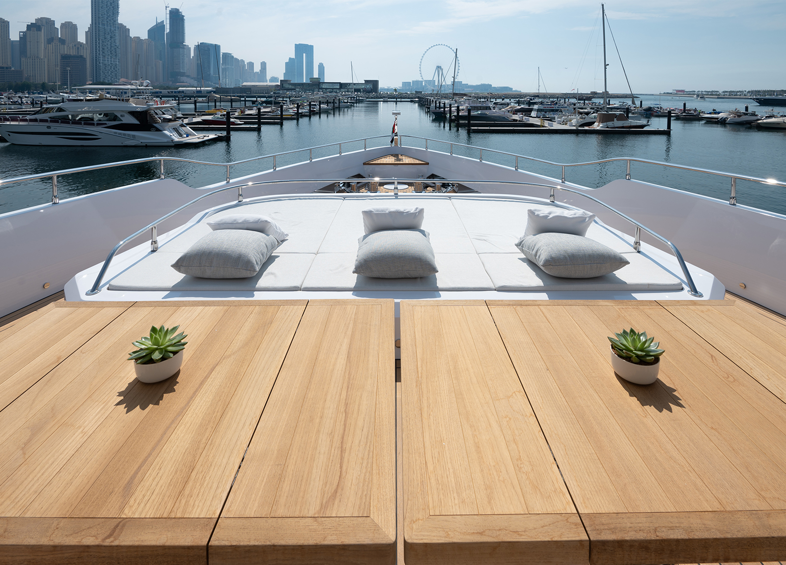 alquiler de yates-majesty-120-olivia-bow-area