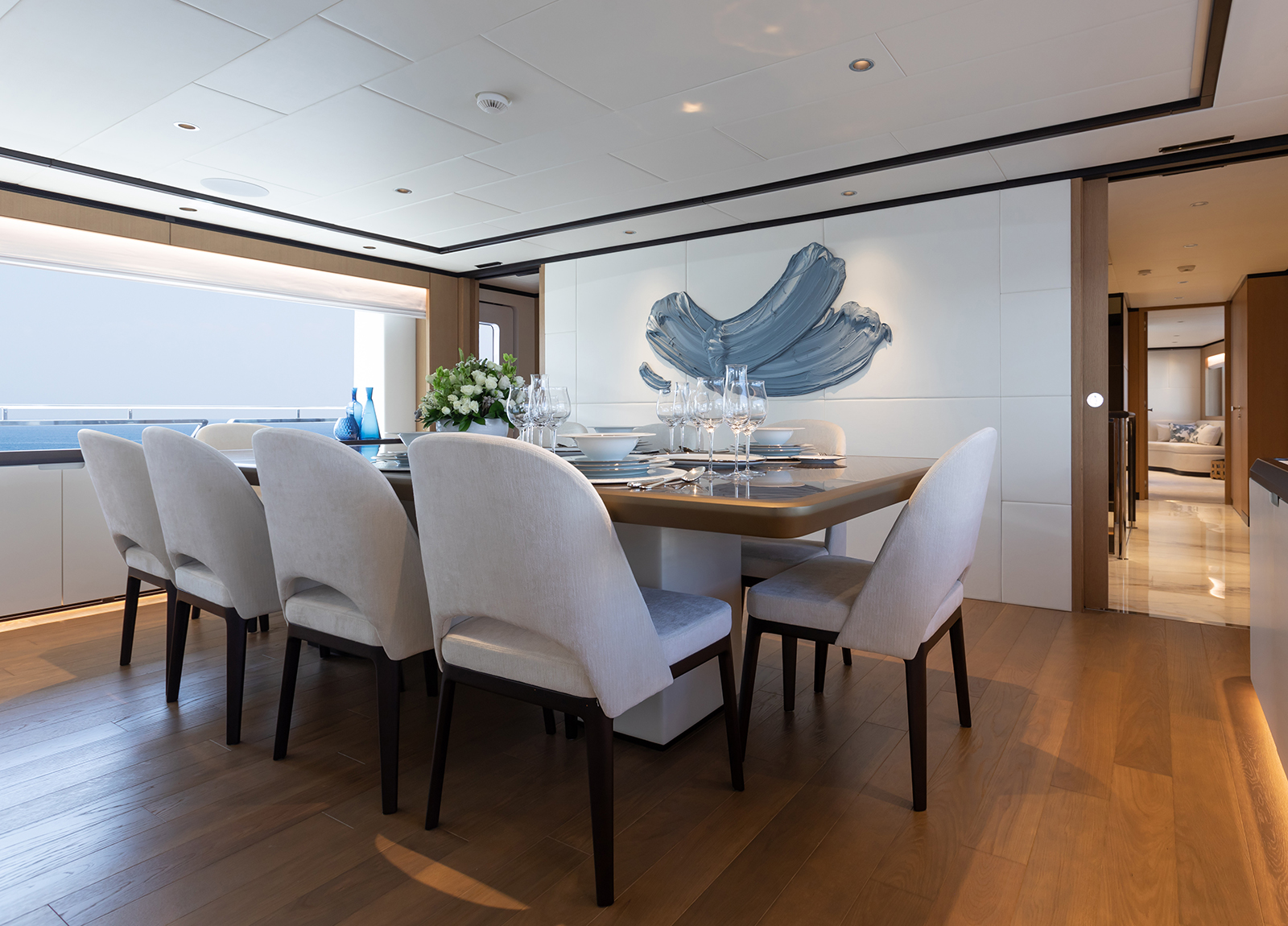 alquiler-yate-majesty-120-olivia-comedor-interior