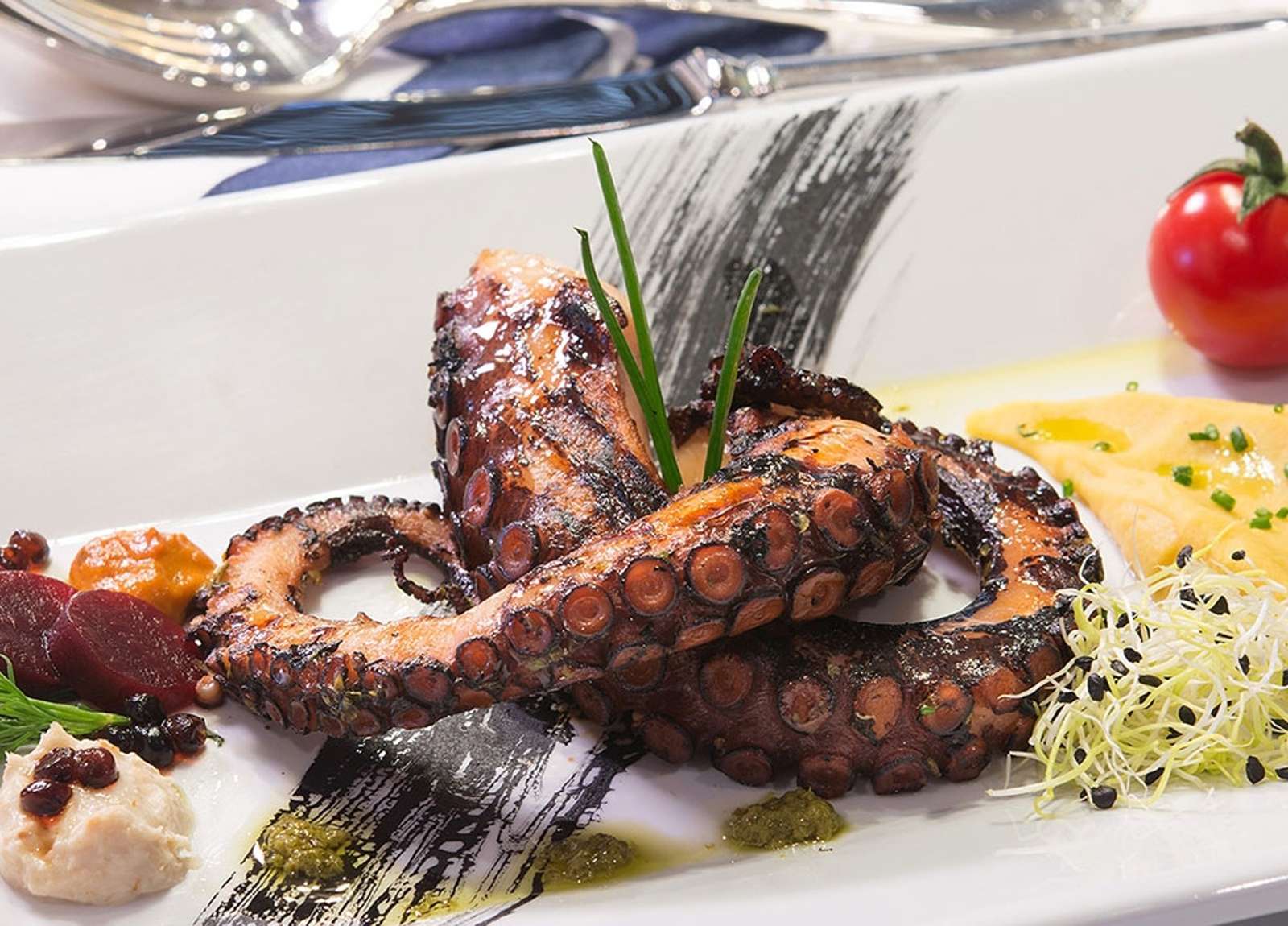 dining-luxury-yacht-azimut-95-memories-too