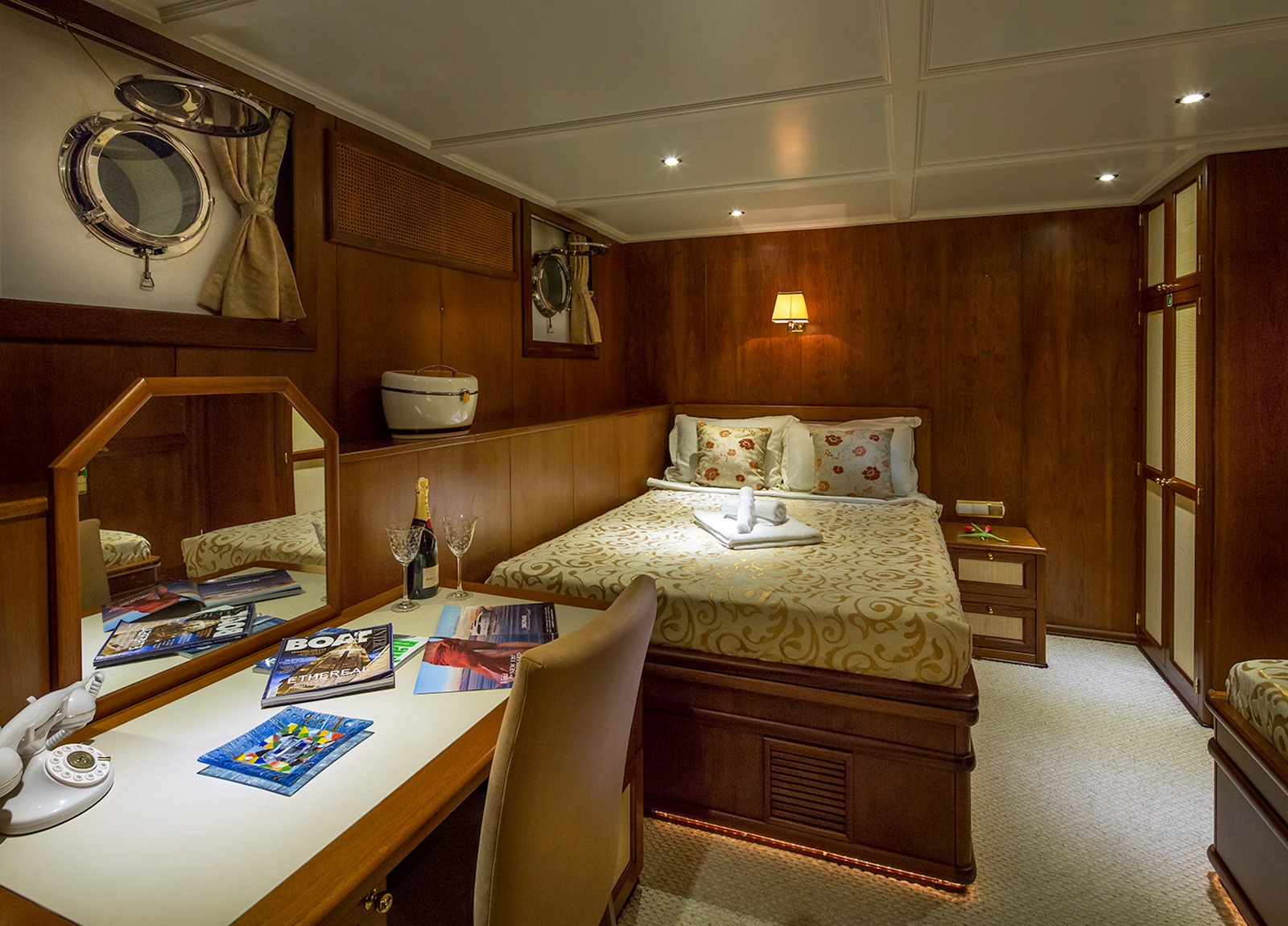 doublebed-cabin-luxury-yacht-donna-del-mare