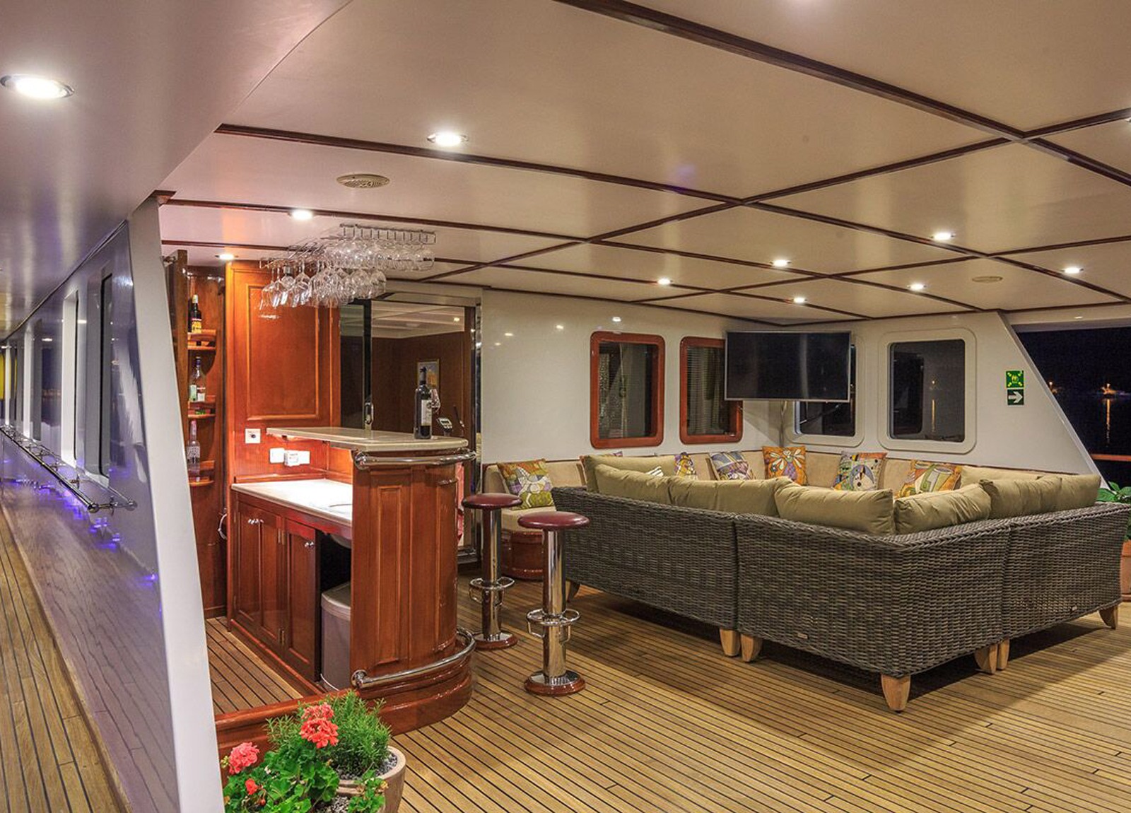 livingroom-luxury-yacht-donna-del-mare-charter