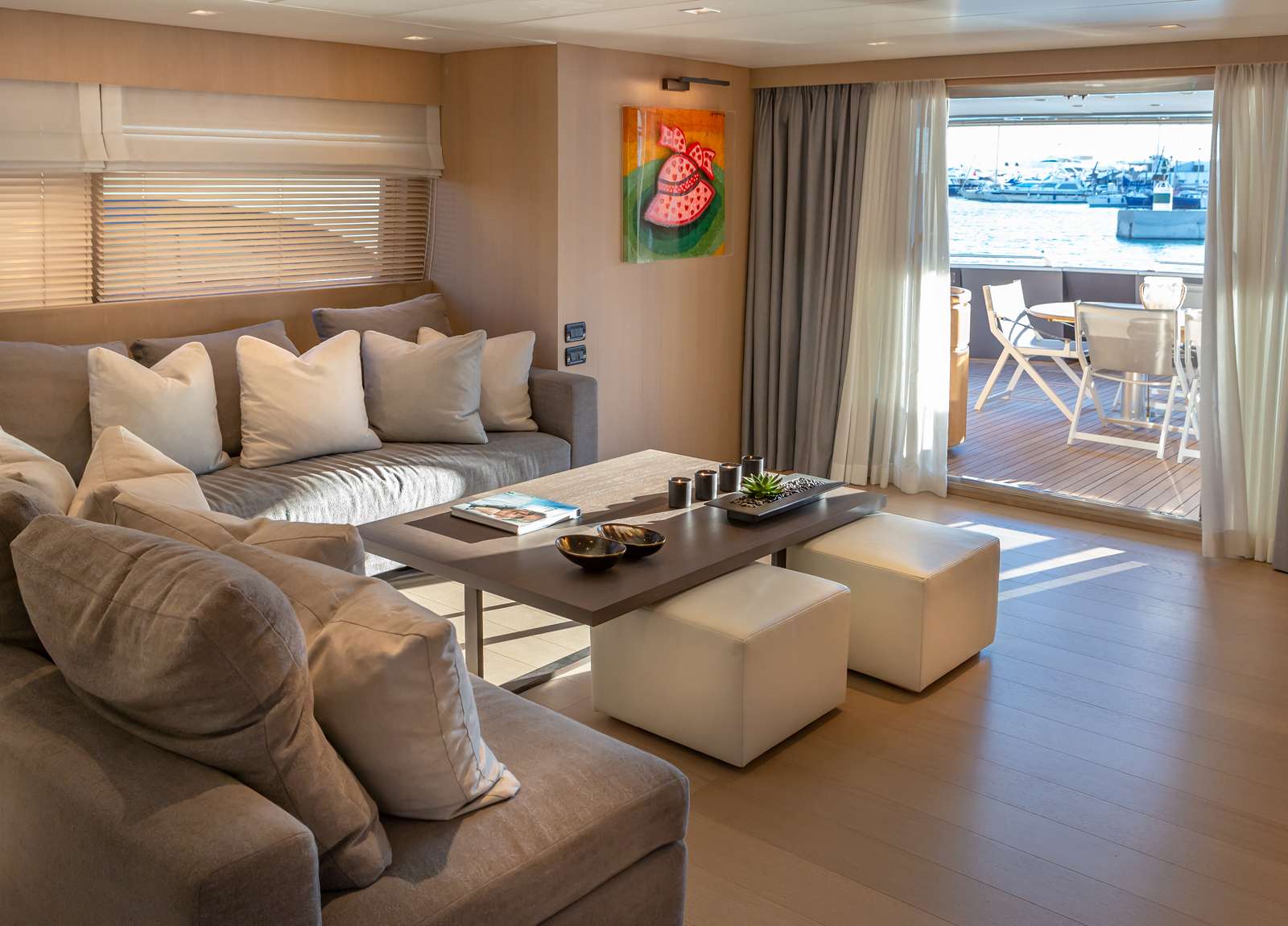 lounge-luxury-yacht-admiral-101-summer-fun