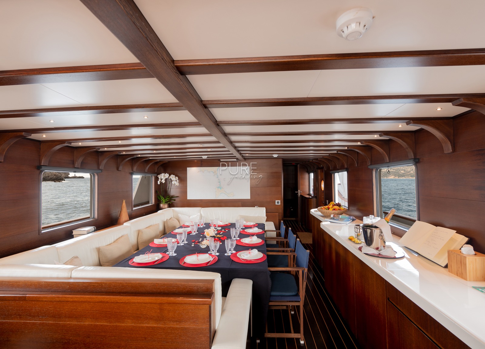 lounge-luxury-yacht-navetta-31-charter