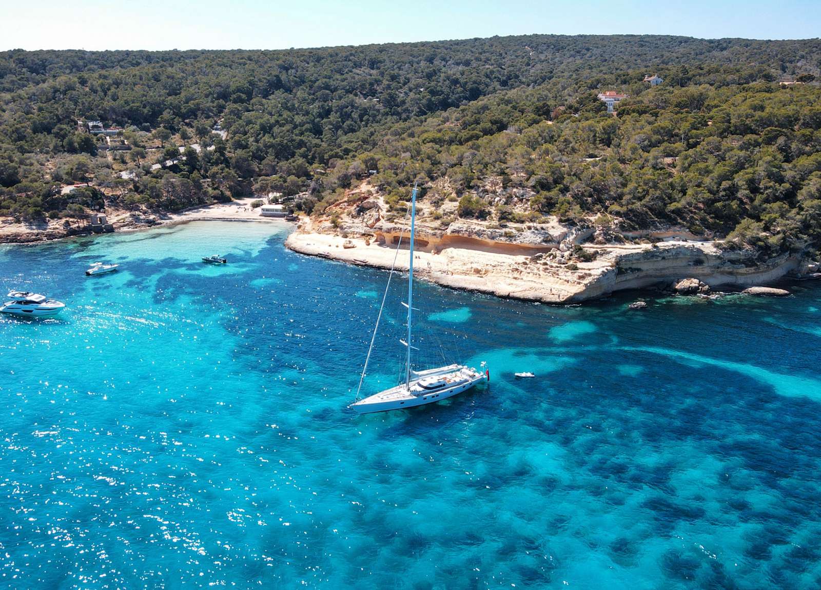 luxury-yacht-trident-317m-elton-charter