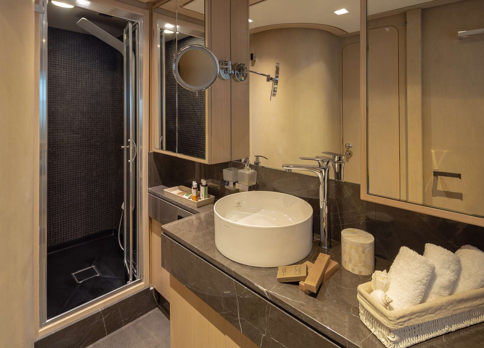 master-bathroom-luxury-yacht-admiral-101-summer-fun-greece