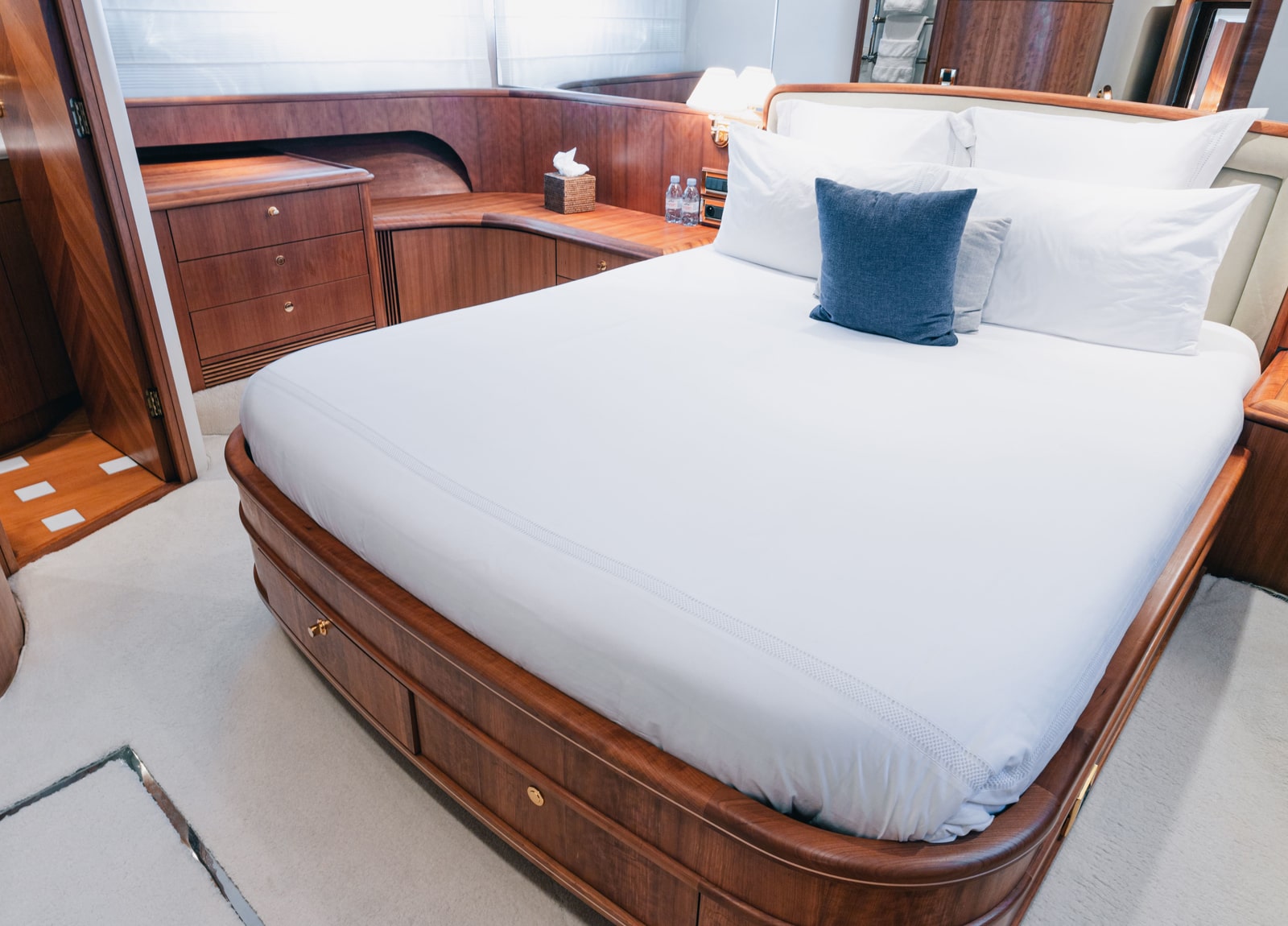 mastercabin-luxury-yacht-lady-amanda