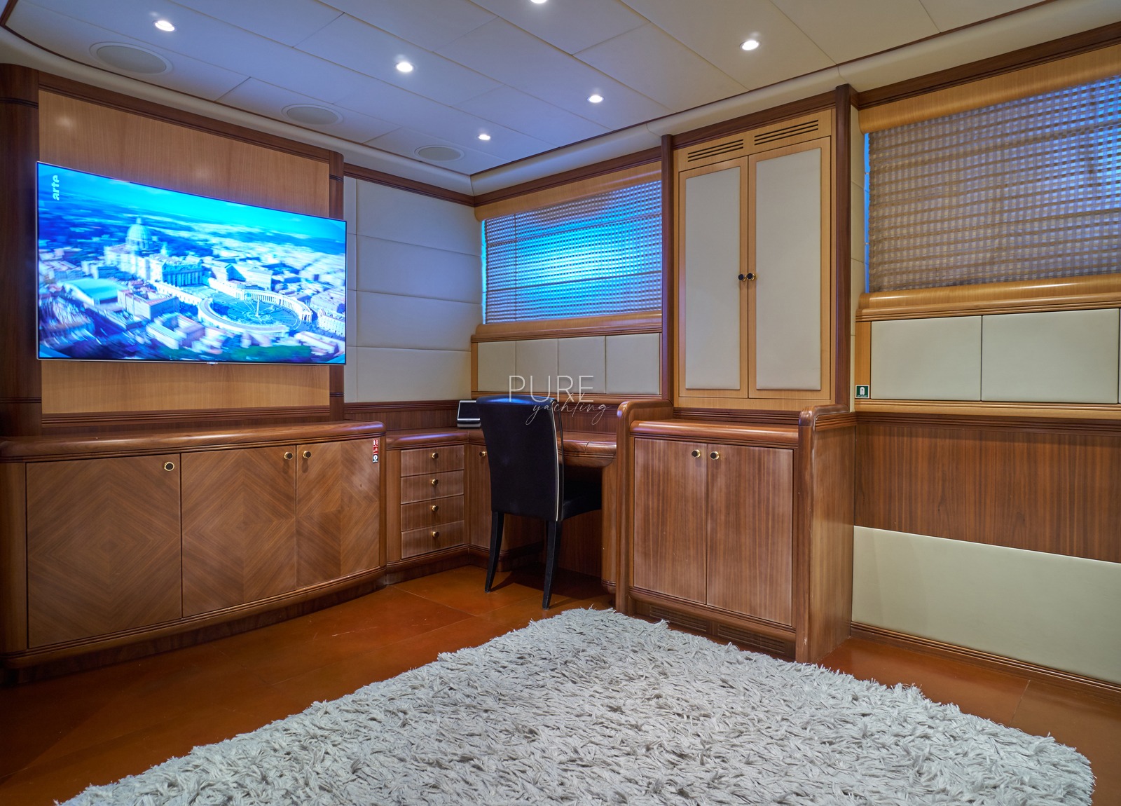 mastercabin-luxury-yacht-mangusta-130-shane