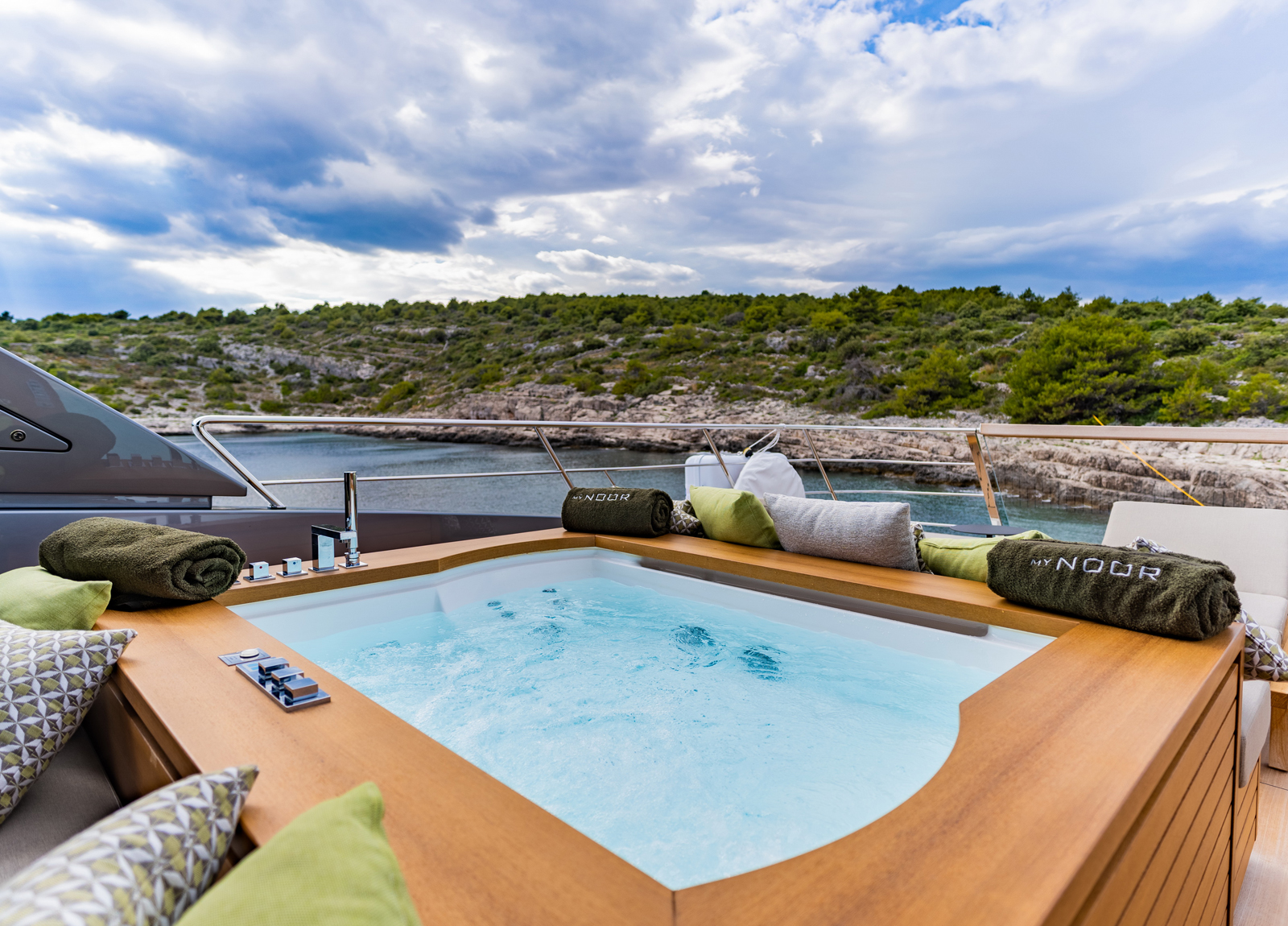 pool-luxury-yacht-sanlorenzo-sl102-asymmetric-noor-ii-croatia-charter