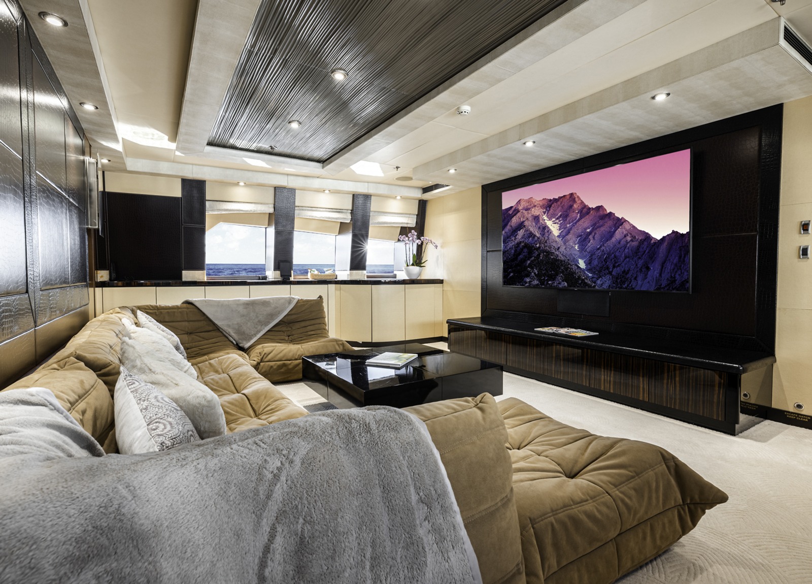 salón-lujo-yate-parker-johnson-150-andiamo