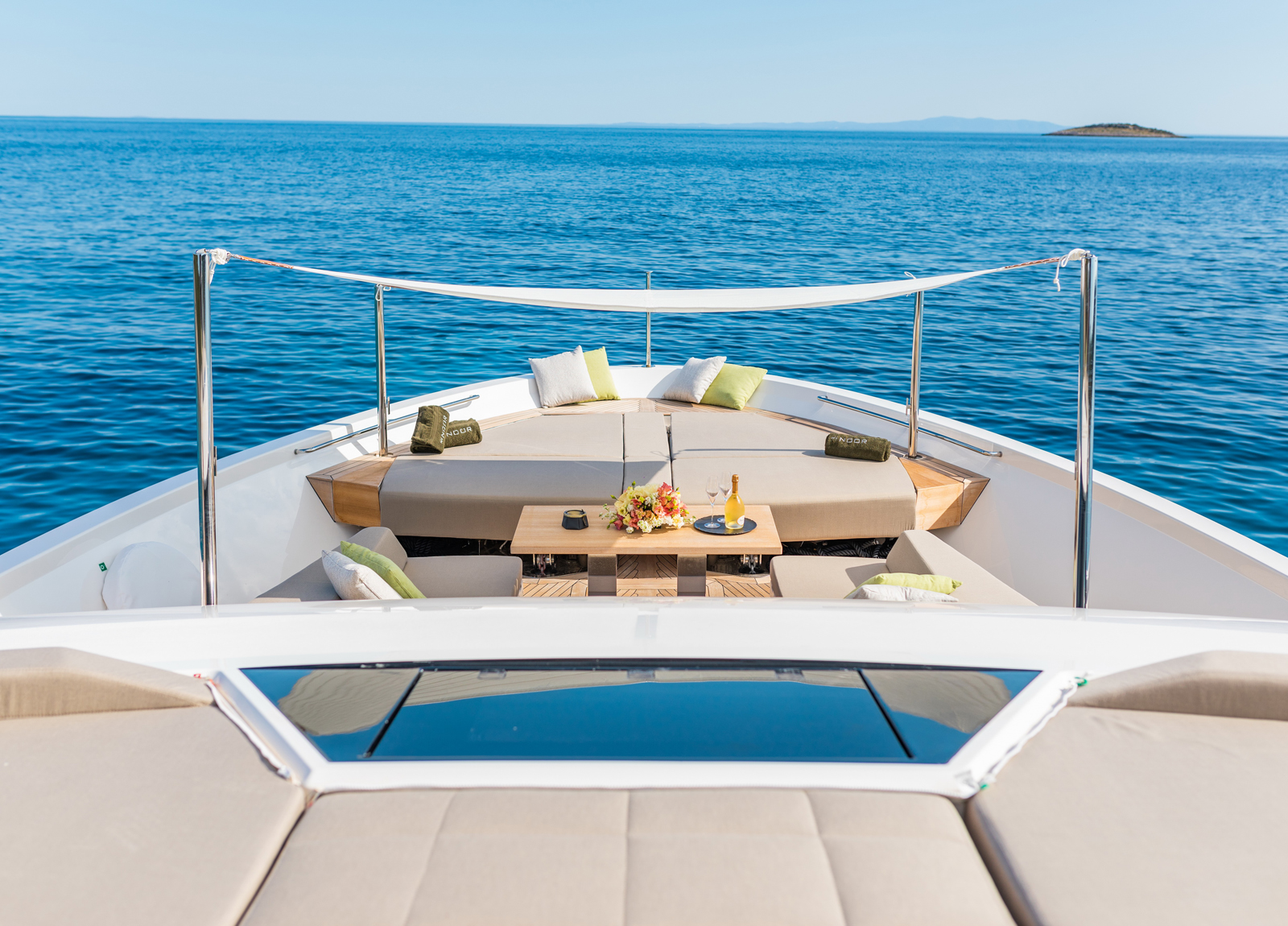sunbeds-luxury-yacht-sanlorenzo-sl102-asymmetric-noor-ii