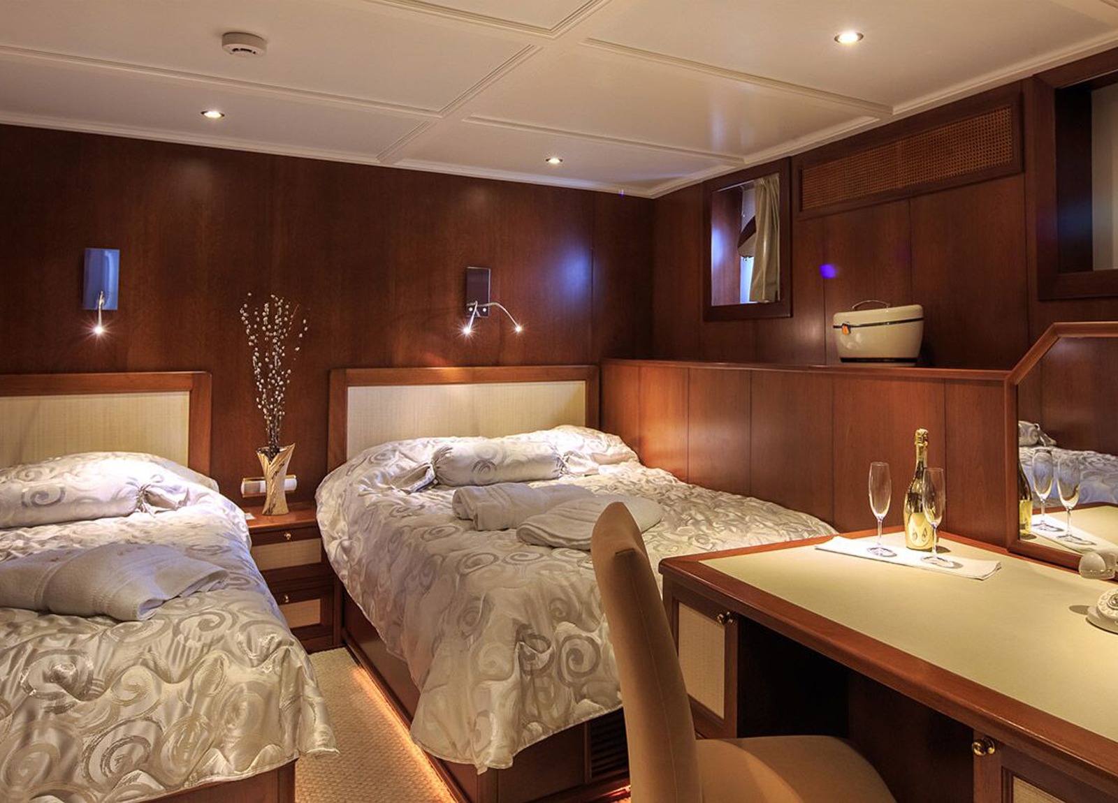 two-bed-cabin-luxury-yacht-donna-del-mare-charter