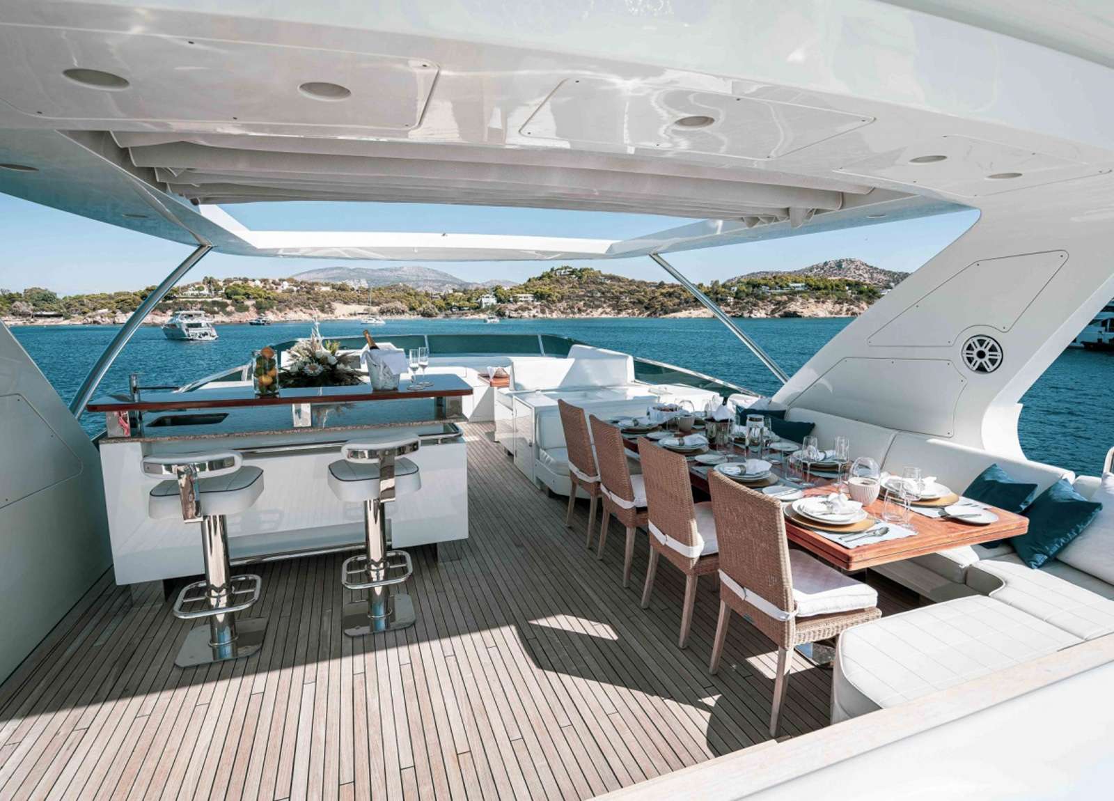 upperdeck-luxury-yacht-azimut-29m-koukles