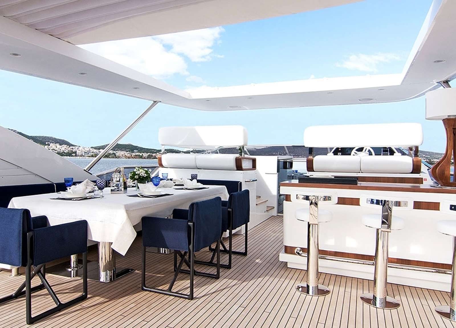 upperdeck-luxury-yacht-azimut-95-memories-too