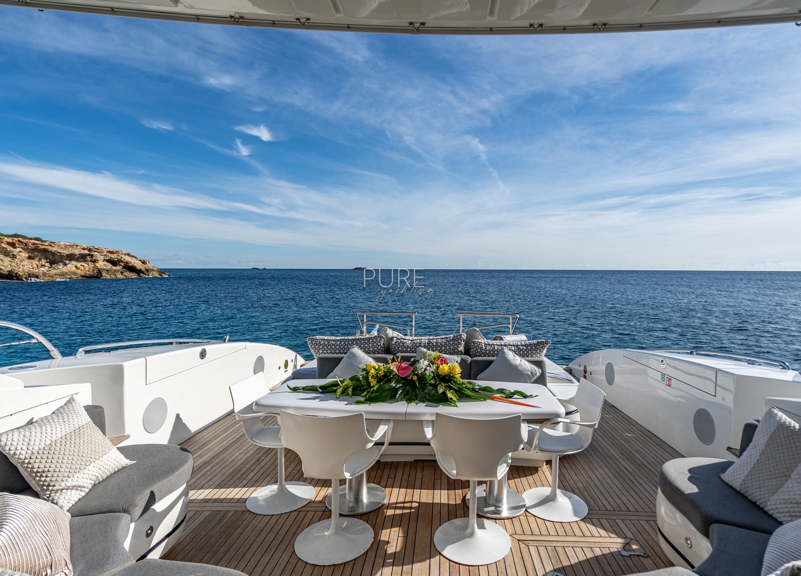 upperdeck-luxury-yacht-mangusta-92-five-stars-balearics