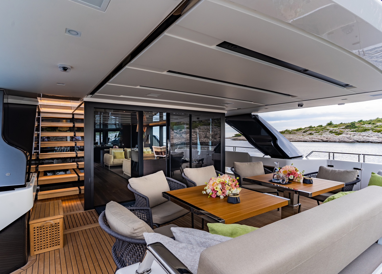 upperdeck-luxury-yacht-sanlorenzo-sl102-asymmetric-noor-ii