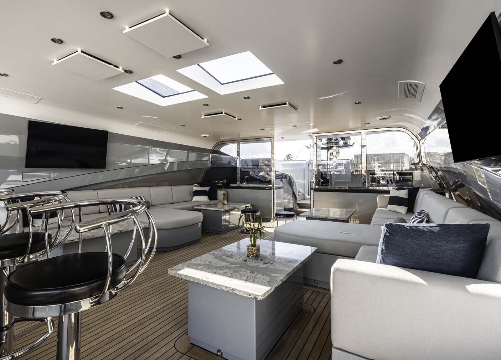 upperdeck-salon-luxury-yacht-parker-johnson-150-andiamo