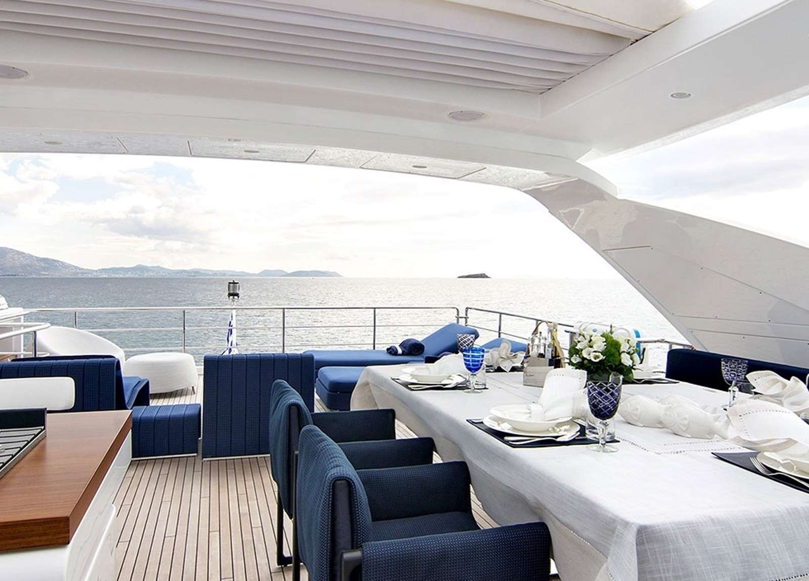 upperdeck-seating-luxury-yacht-azimut-95-memories-too