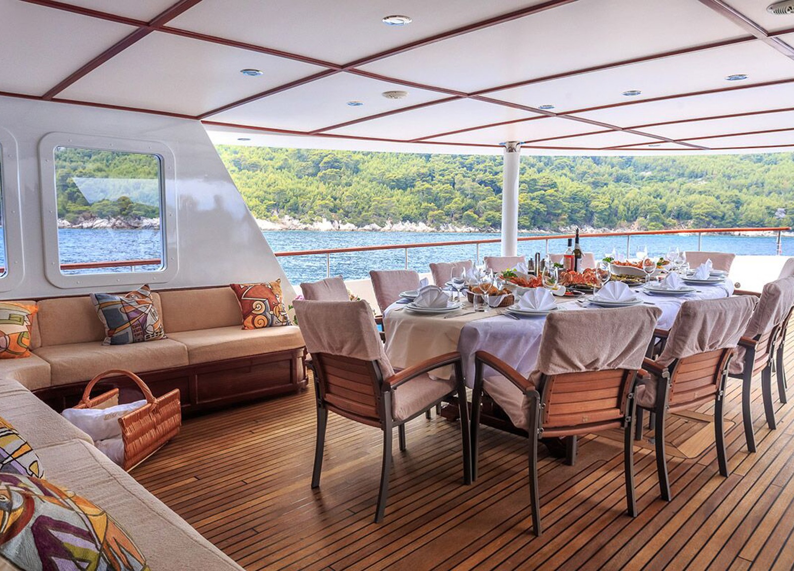 upperdeck-seating-luxury-yacht-donna-del-mare