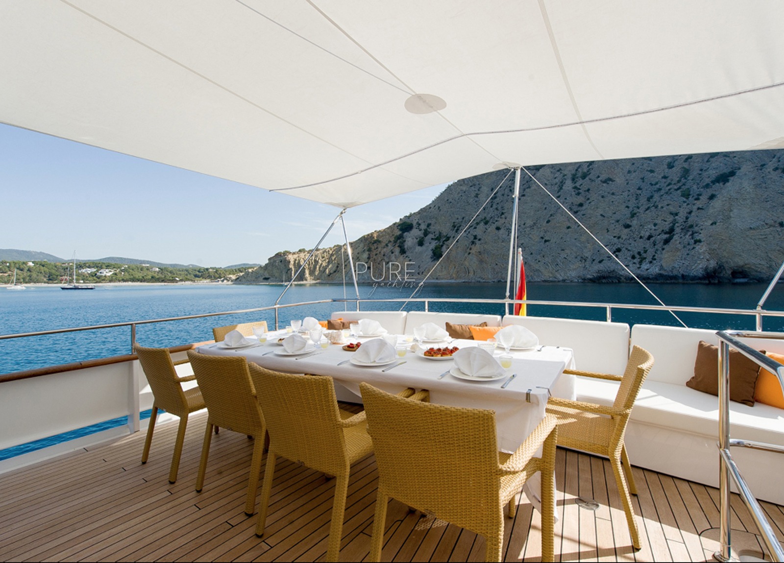 upperdeck-seating-luxury-yacht-navetta-31-balearic-islands