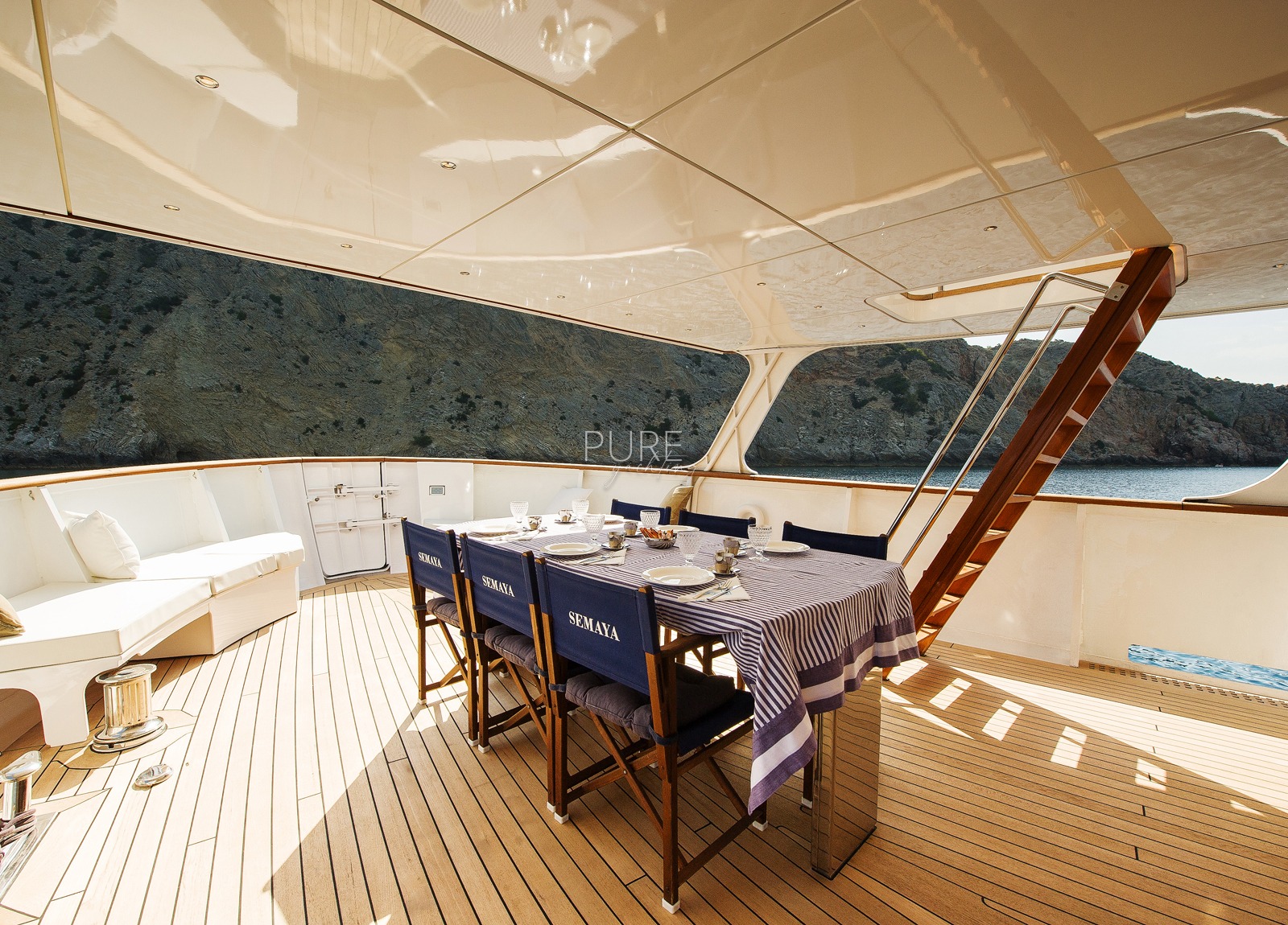 upperdeck-seating-luxury-yacht-navetta-31-balearics