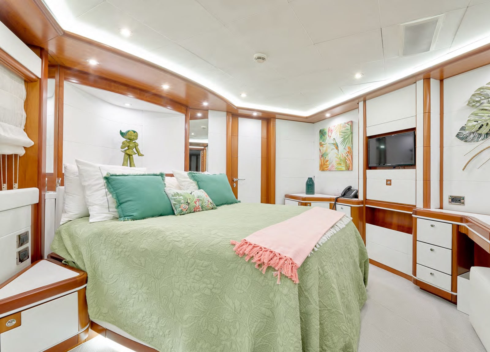 vip-cabin-luxury-yacht-crm-130-bunker