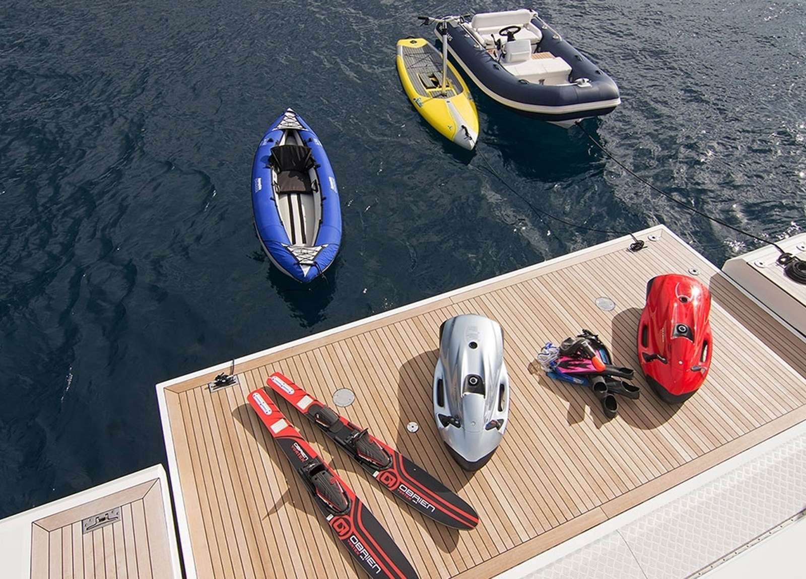 water-toys-luxury-yacht-azimut-95-memories-too