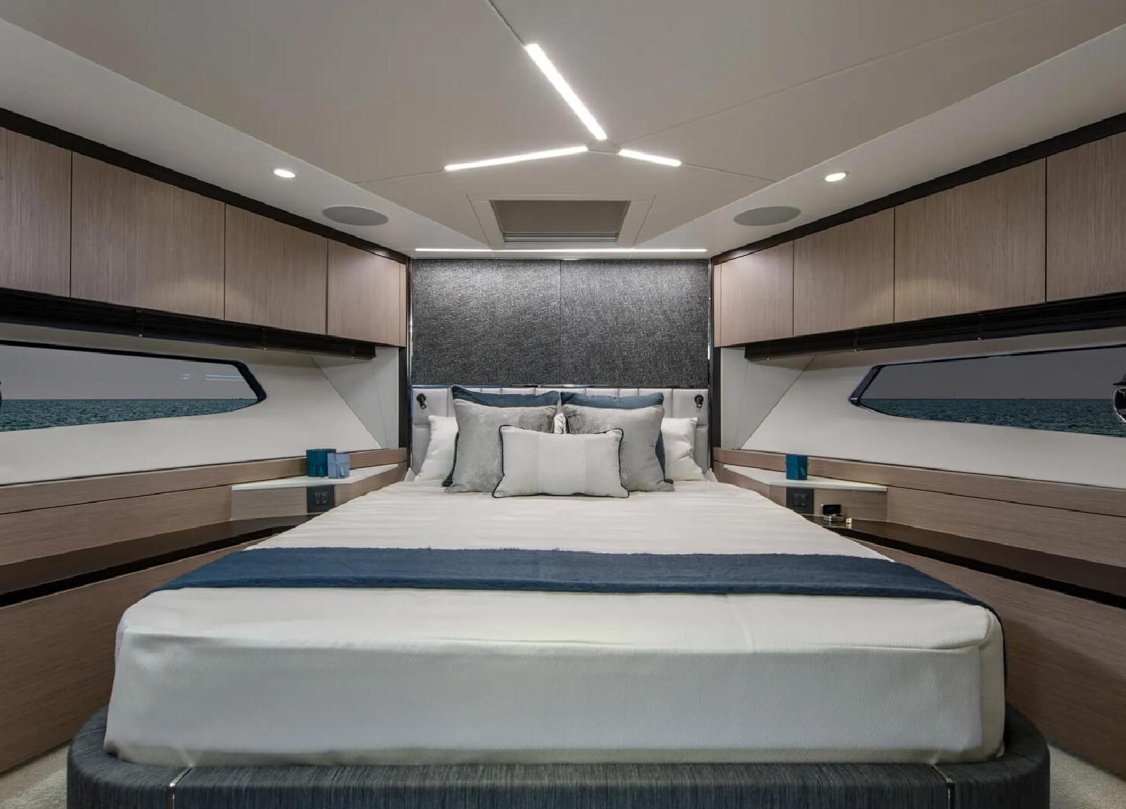 Apollo-Motoryacht-bedroom