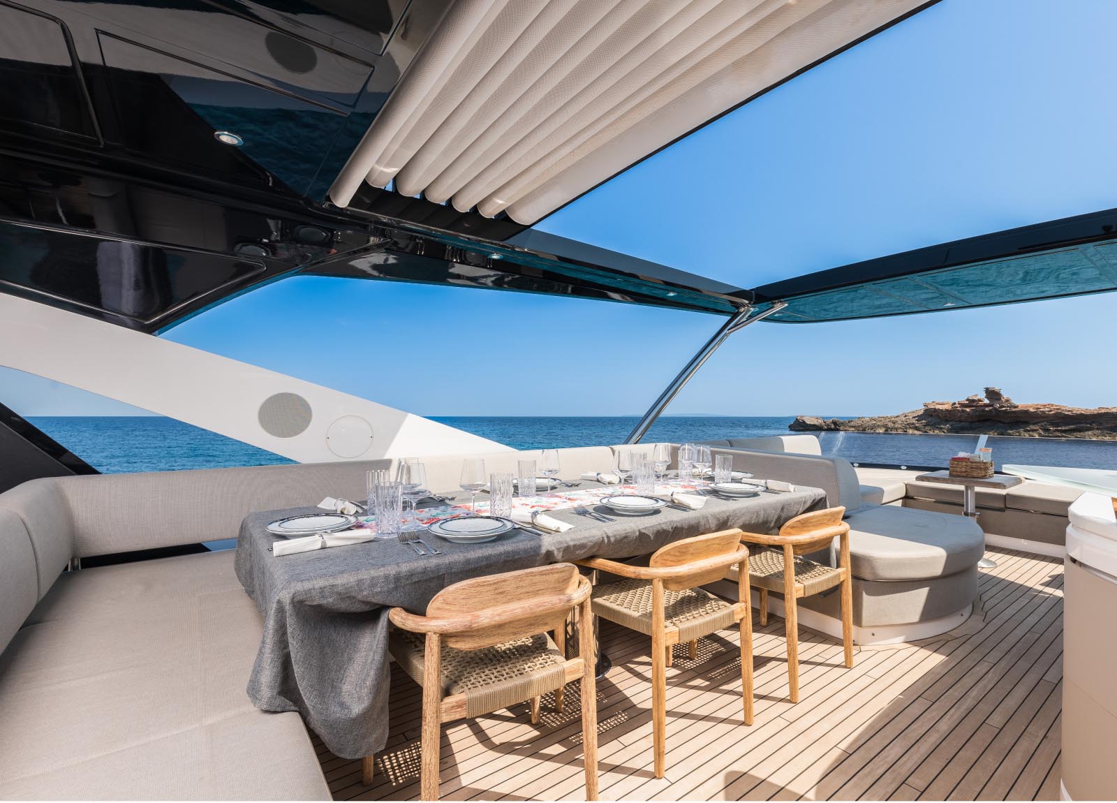 Sunseeker-76-saahsa-alfresco-fly