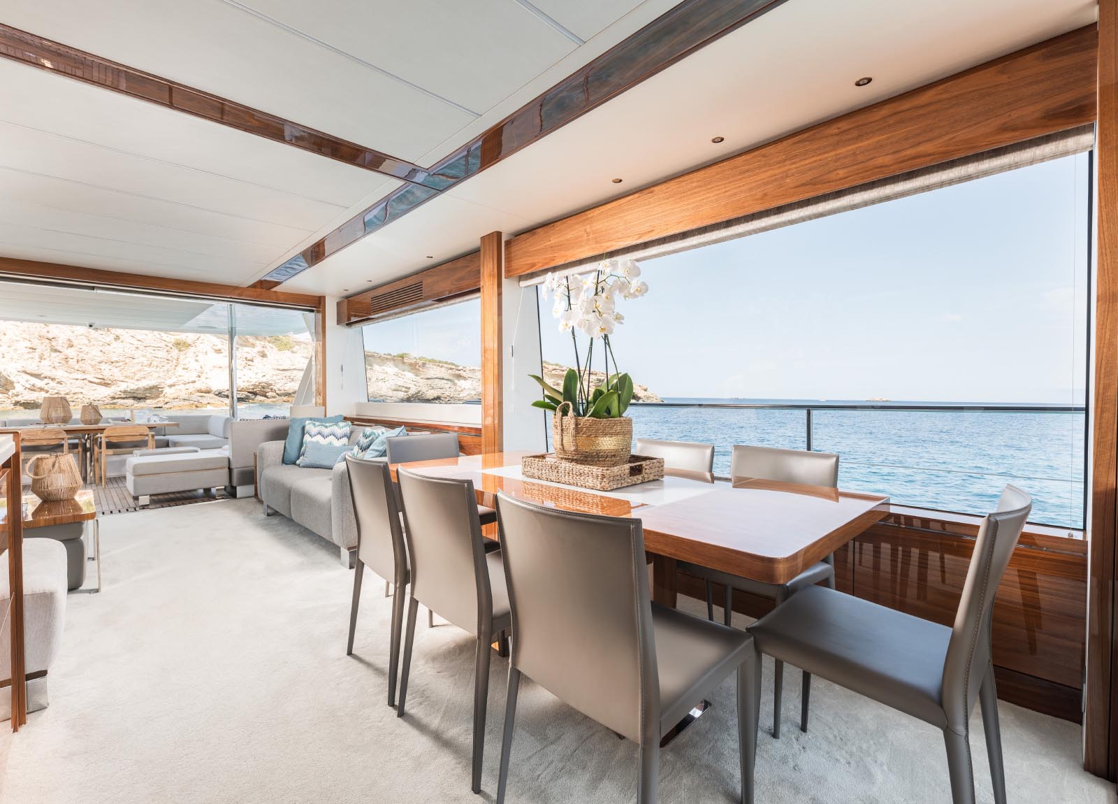 Sunseeker-76-saahsa-indoor-dining