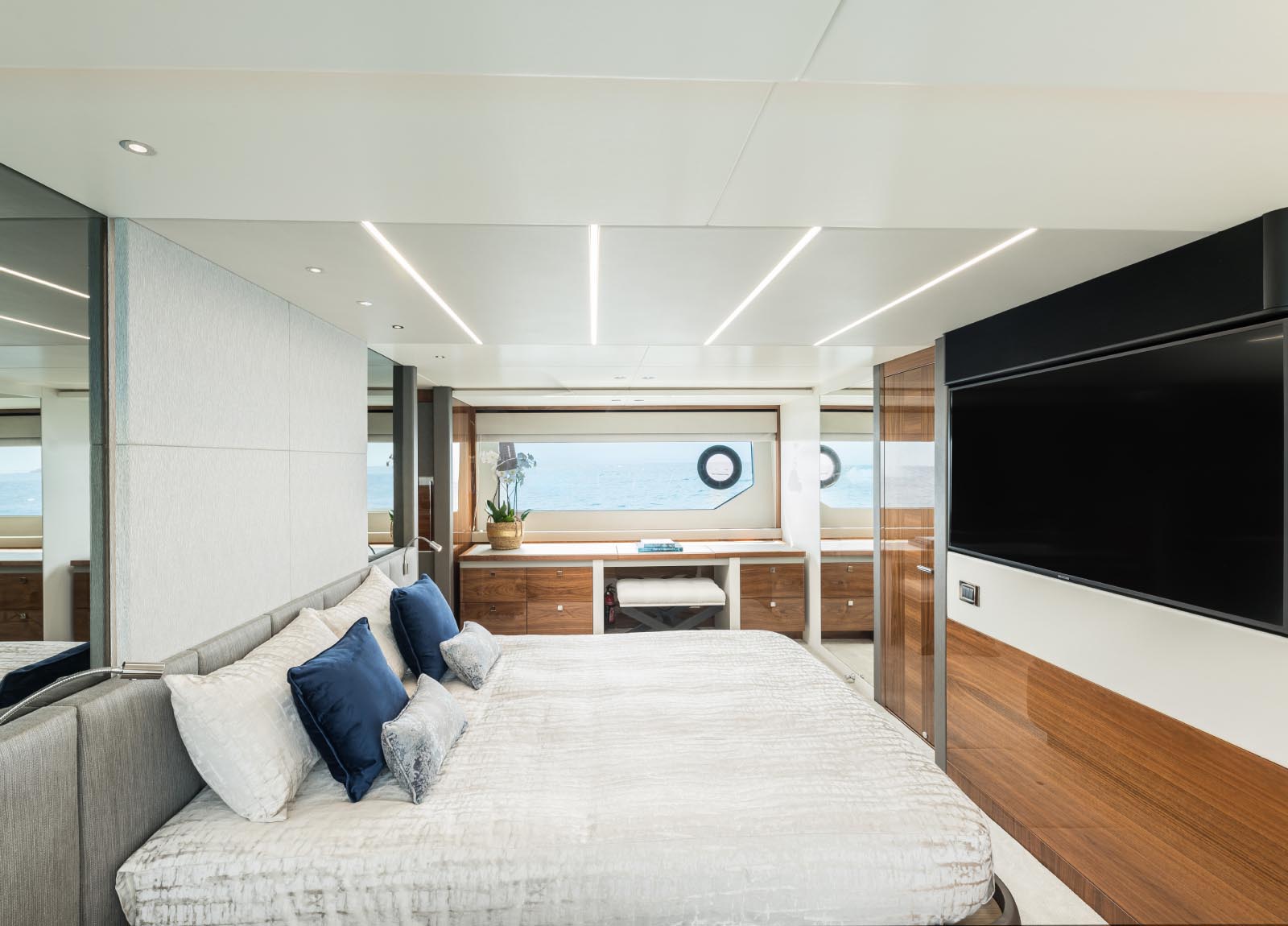 Sunseeker-76-saahsa-master-suite