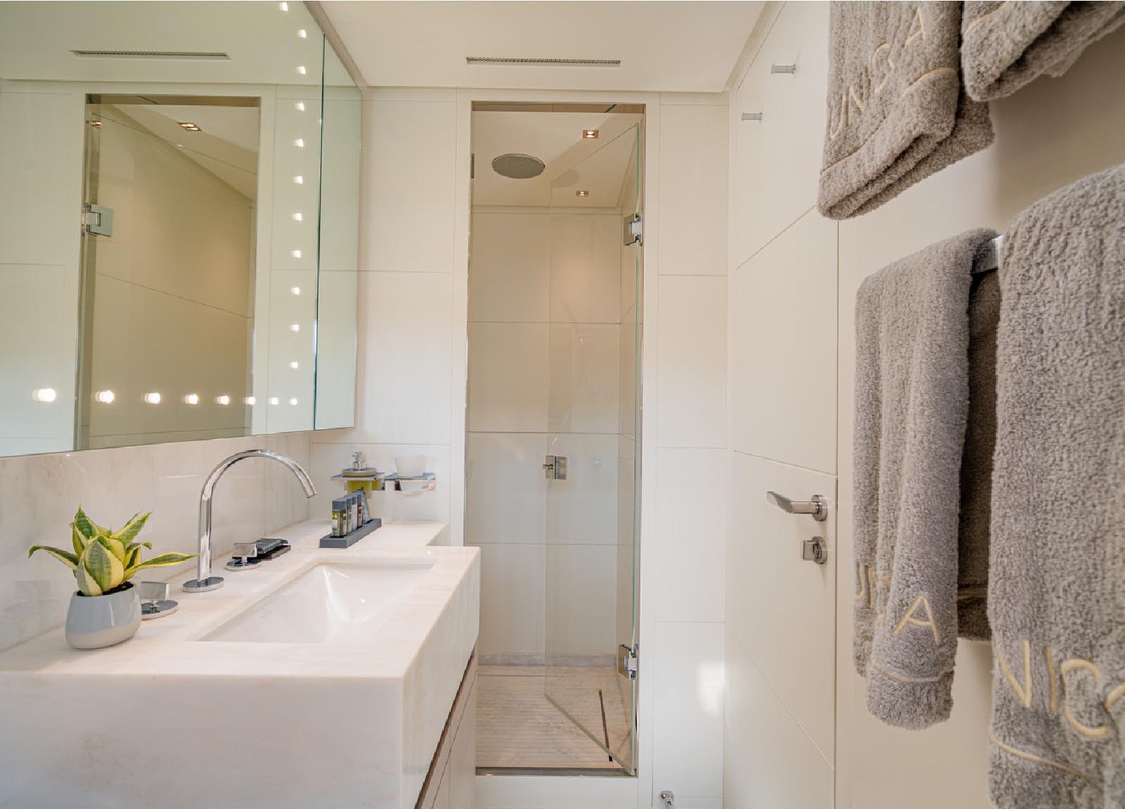 Yate a motor Unicka 3