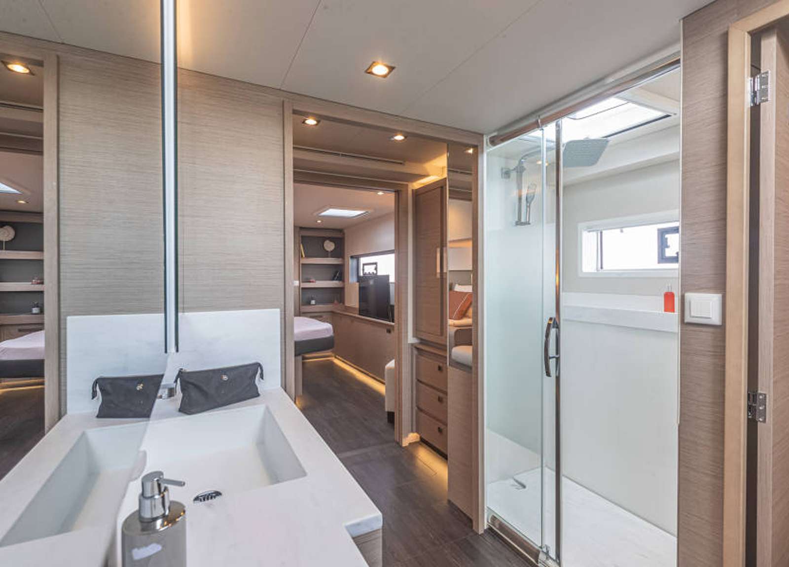 bathroom-luxury-catamaran-fountain-pajot-samana-59-alma