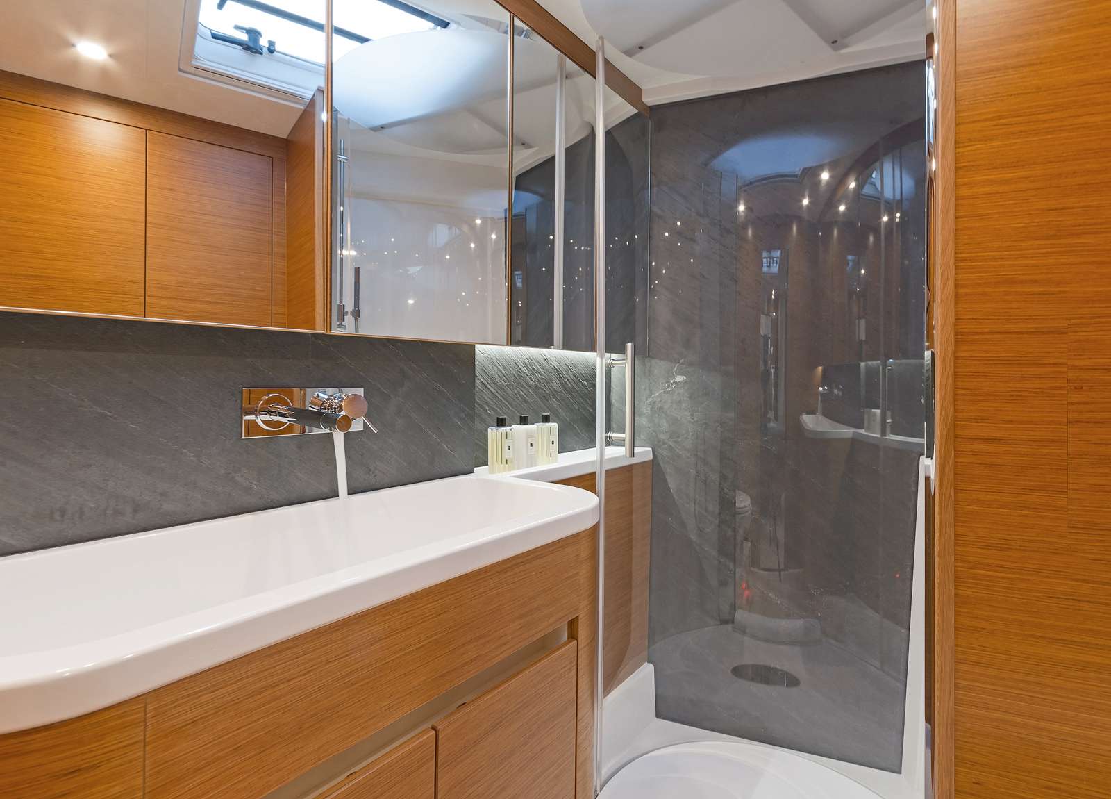 bathroom-luxury-yacht-hanse-675-nadamas