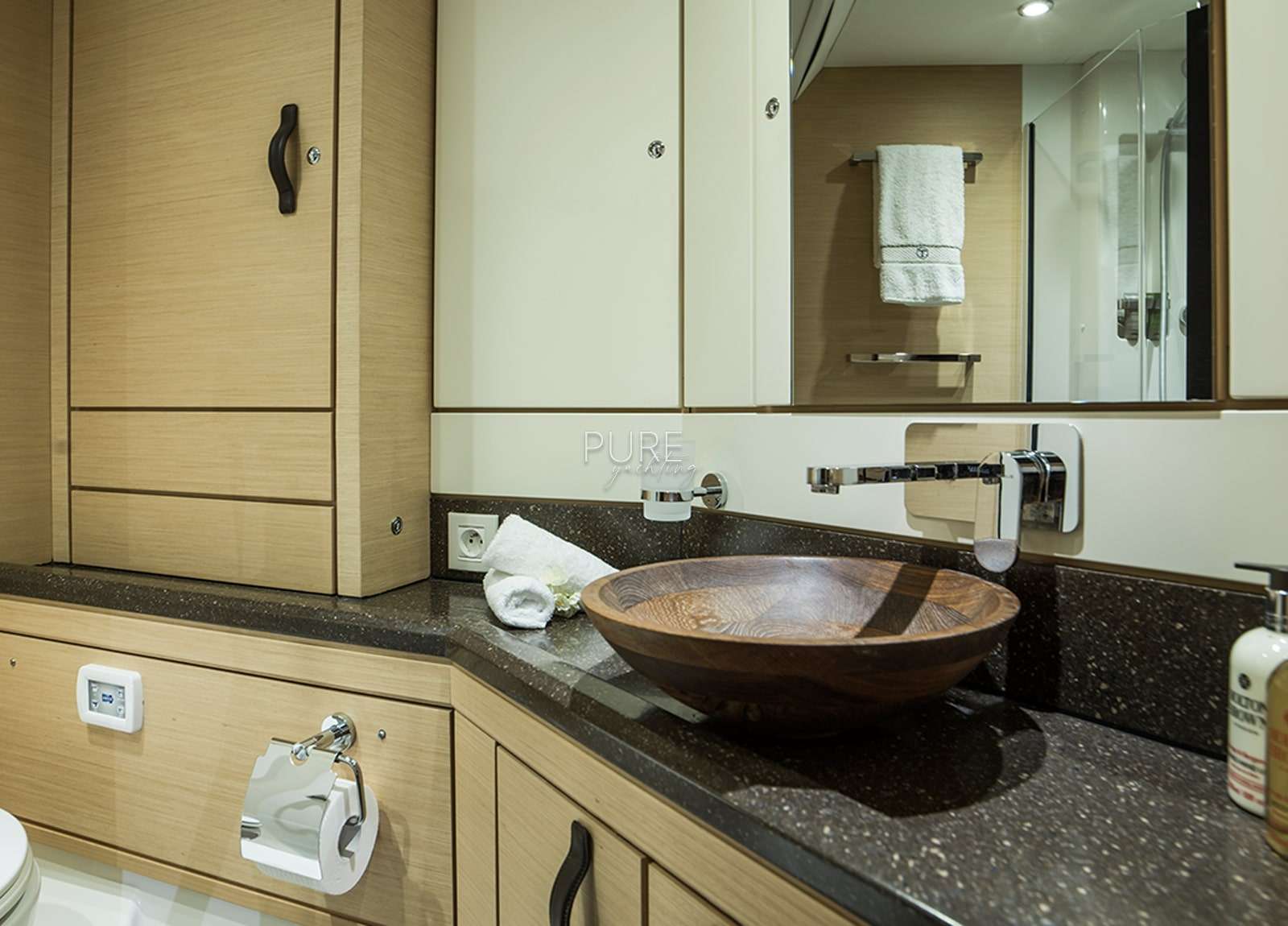 bathroom-luxury-yacht-jeanneau-64-thea-of-southampton