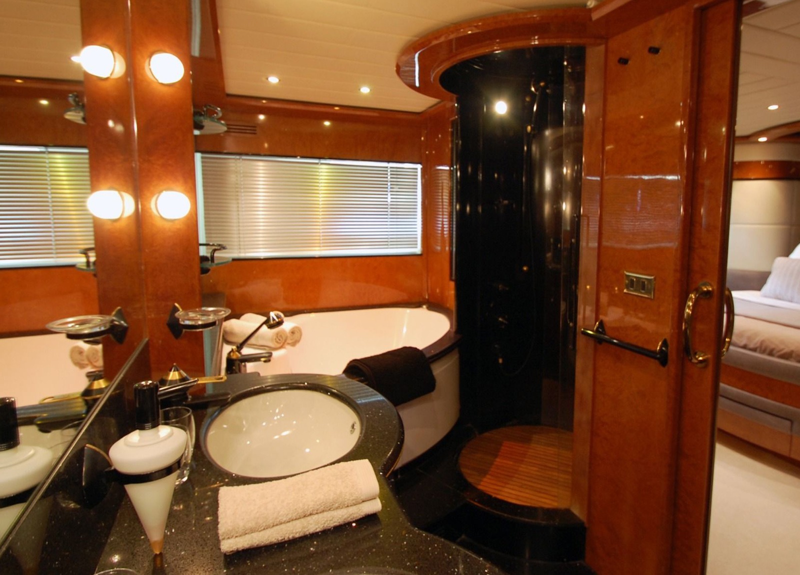 bathroom-luxury-yacht-mochi-craft-85-leigh