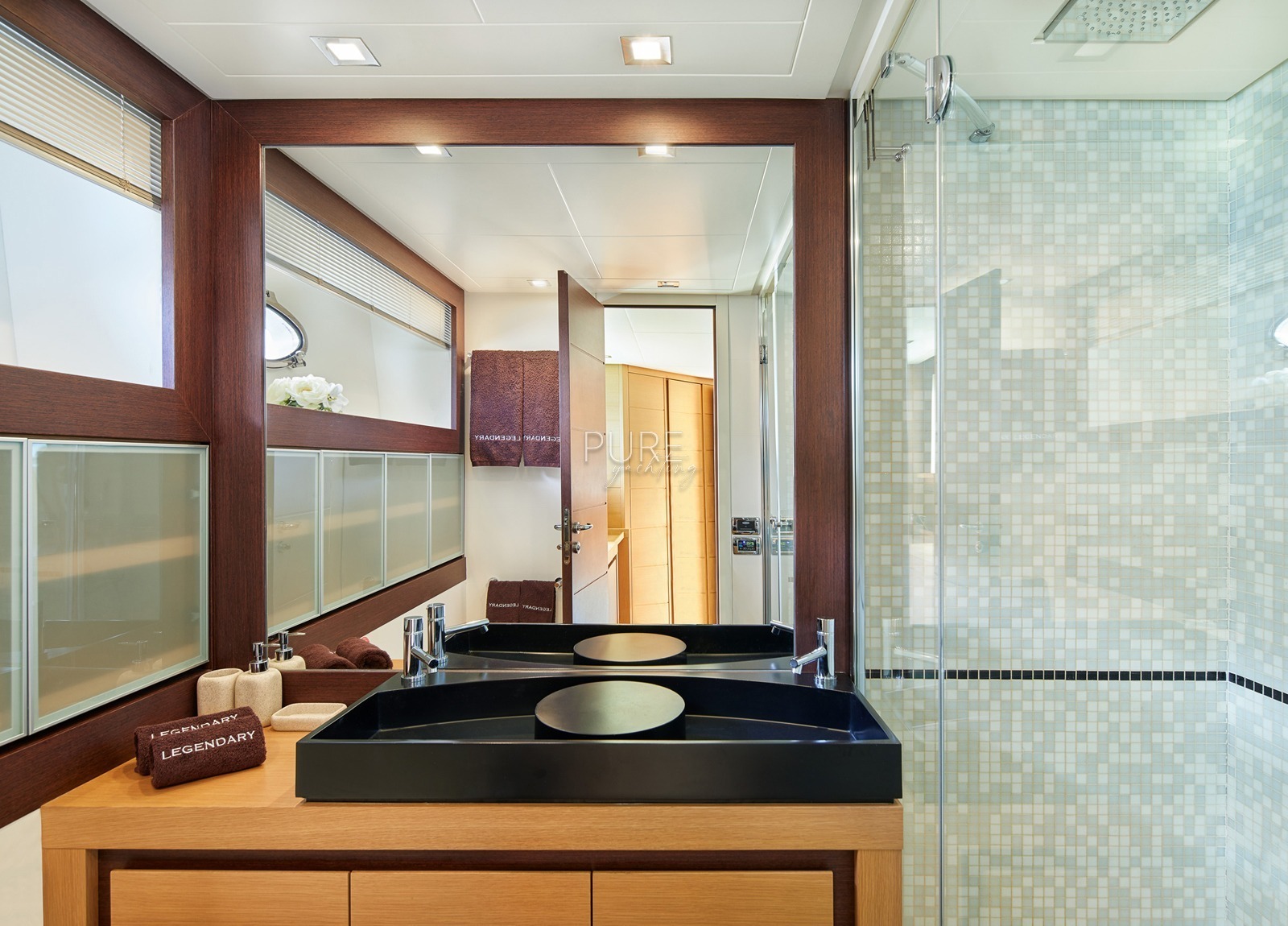 bathroom-luxury-yacht-pershing-72-legendary-balearic-islands