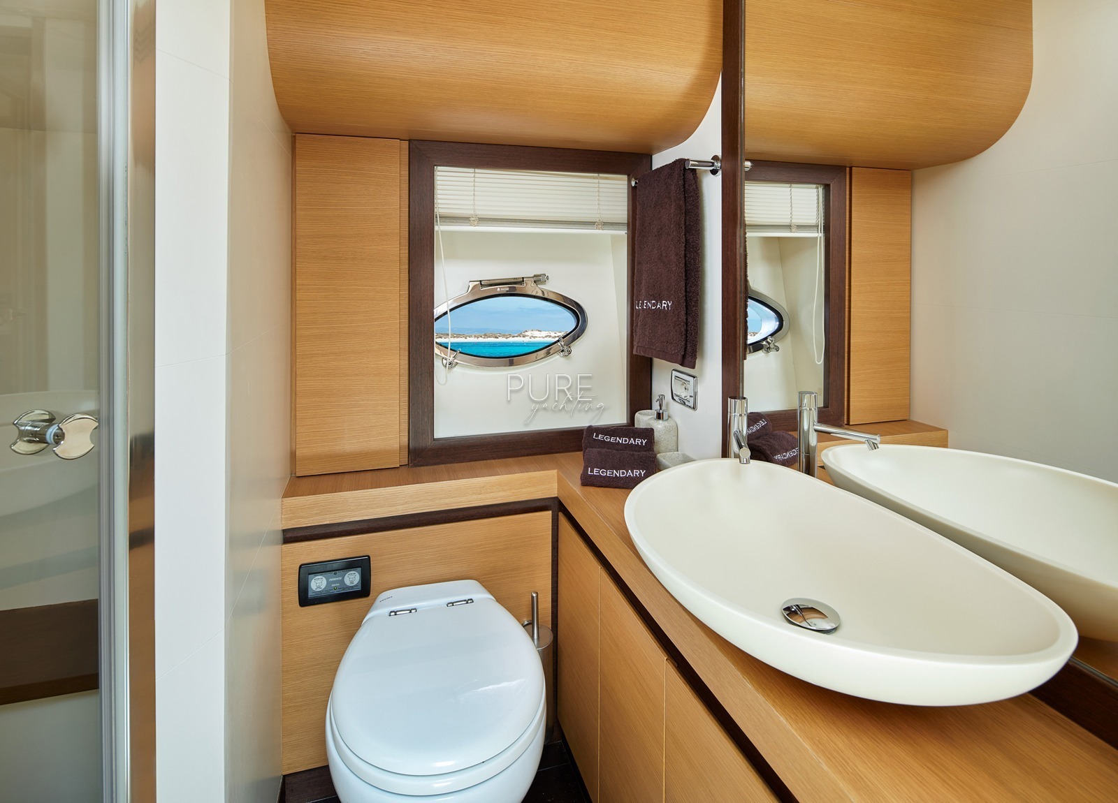 bathroom-luxury-yacht-pershing-72-legendary-balearics