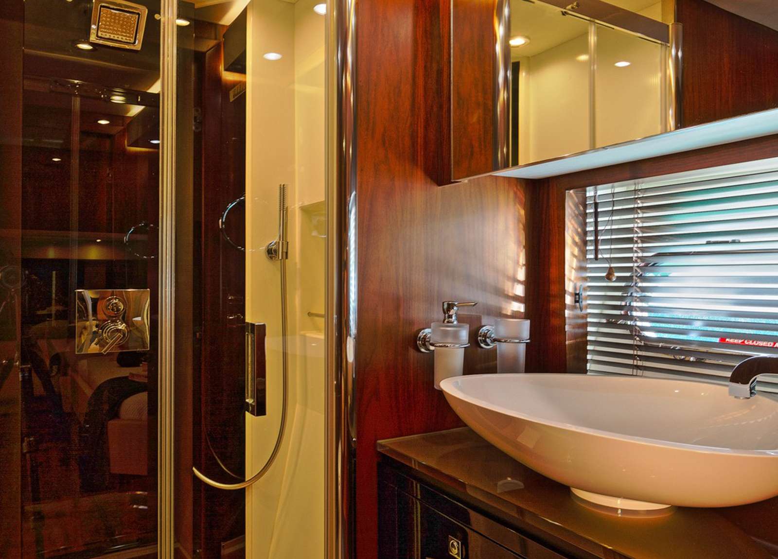 bathroom-luxury-yacht-sunseeker-predator-84-basad-balearic-islands